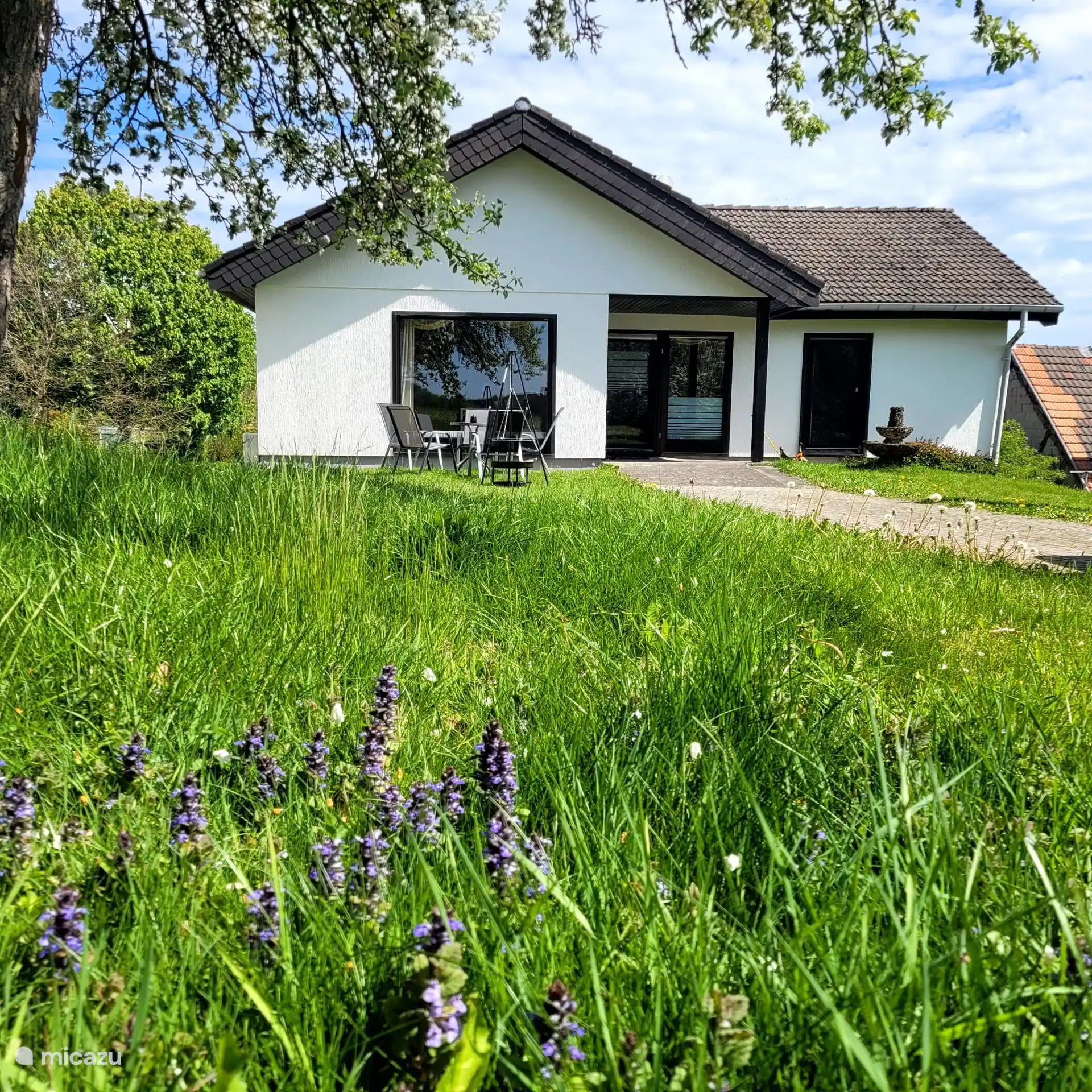 Tuin met zithoek en barbecue