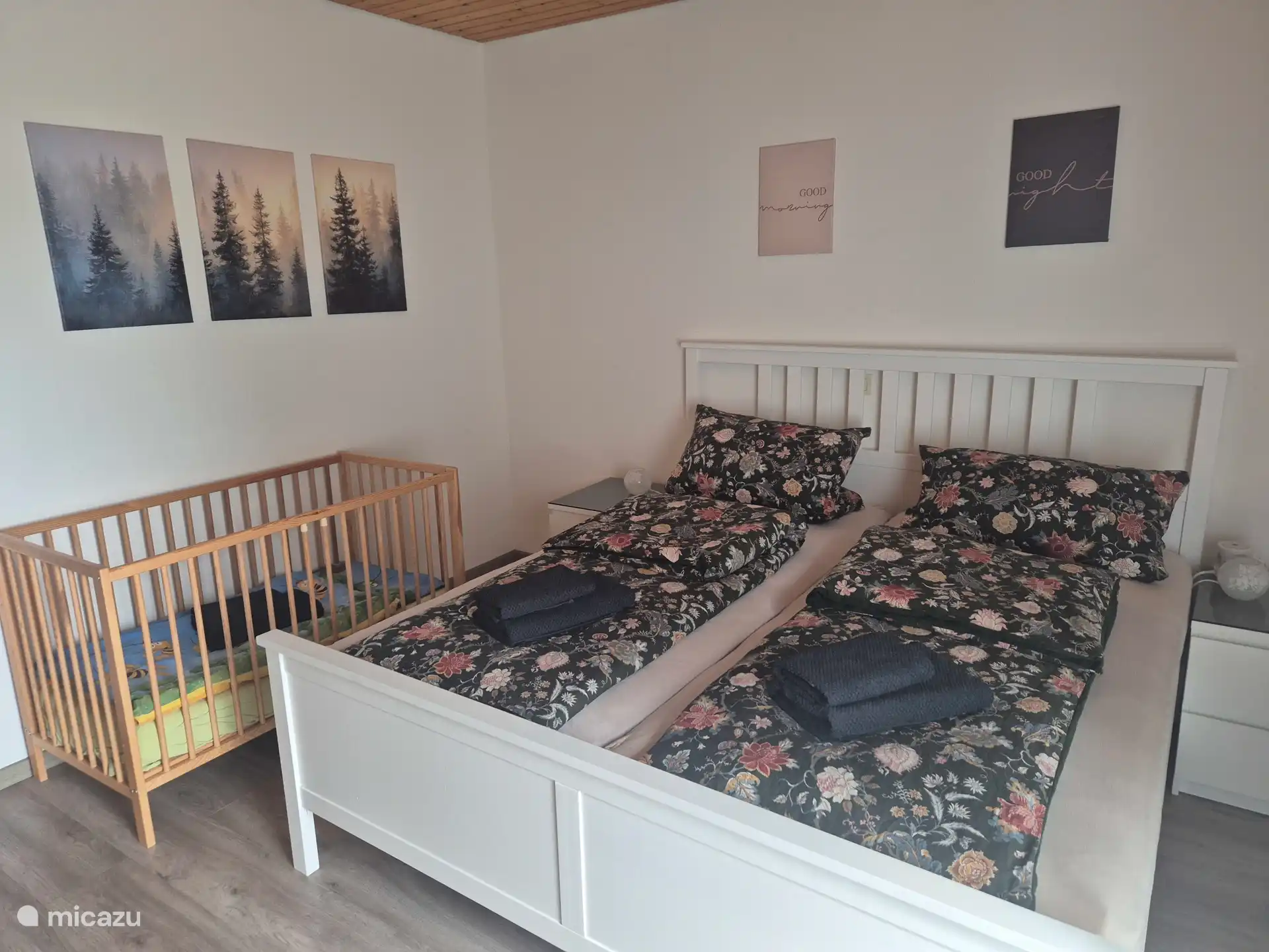 Ouderslaapkamer met veldbed