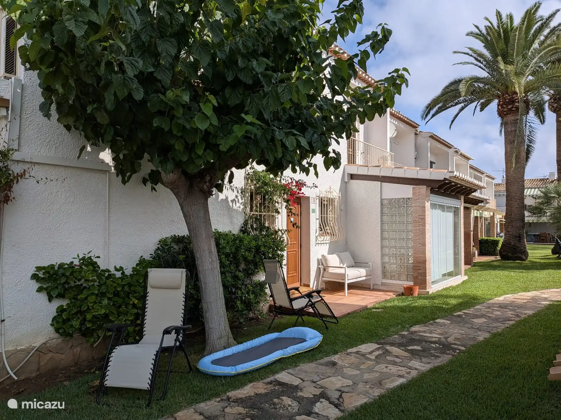 vooraanzicht met bankje