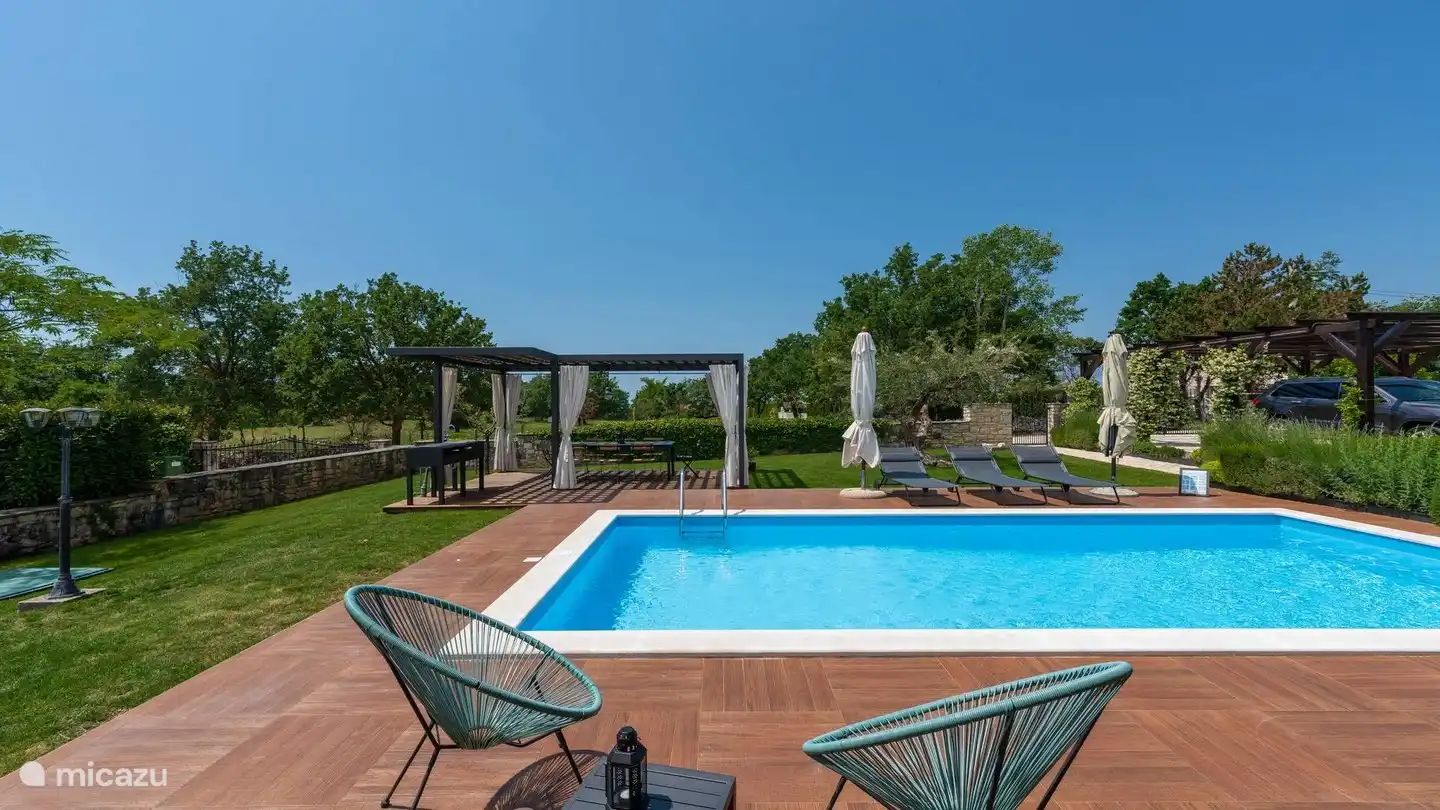 zwembad, zithoek en uitzicht