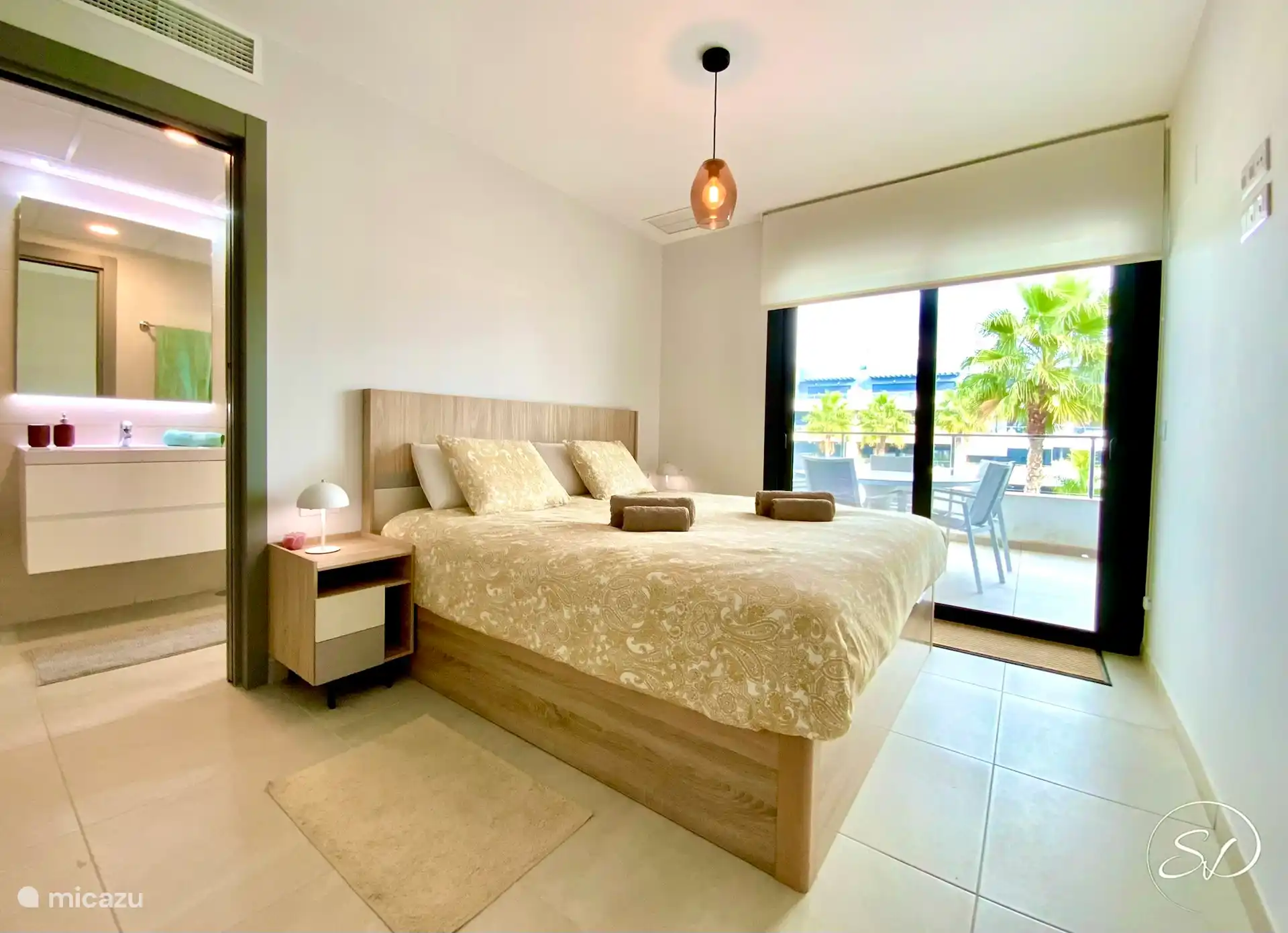 Dormitorio principal con baño en suite