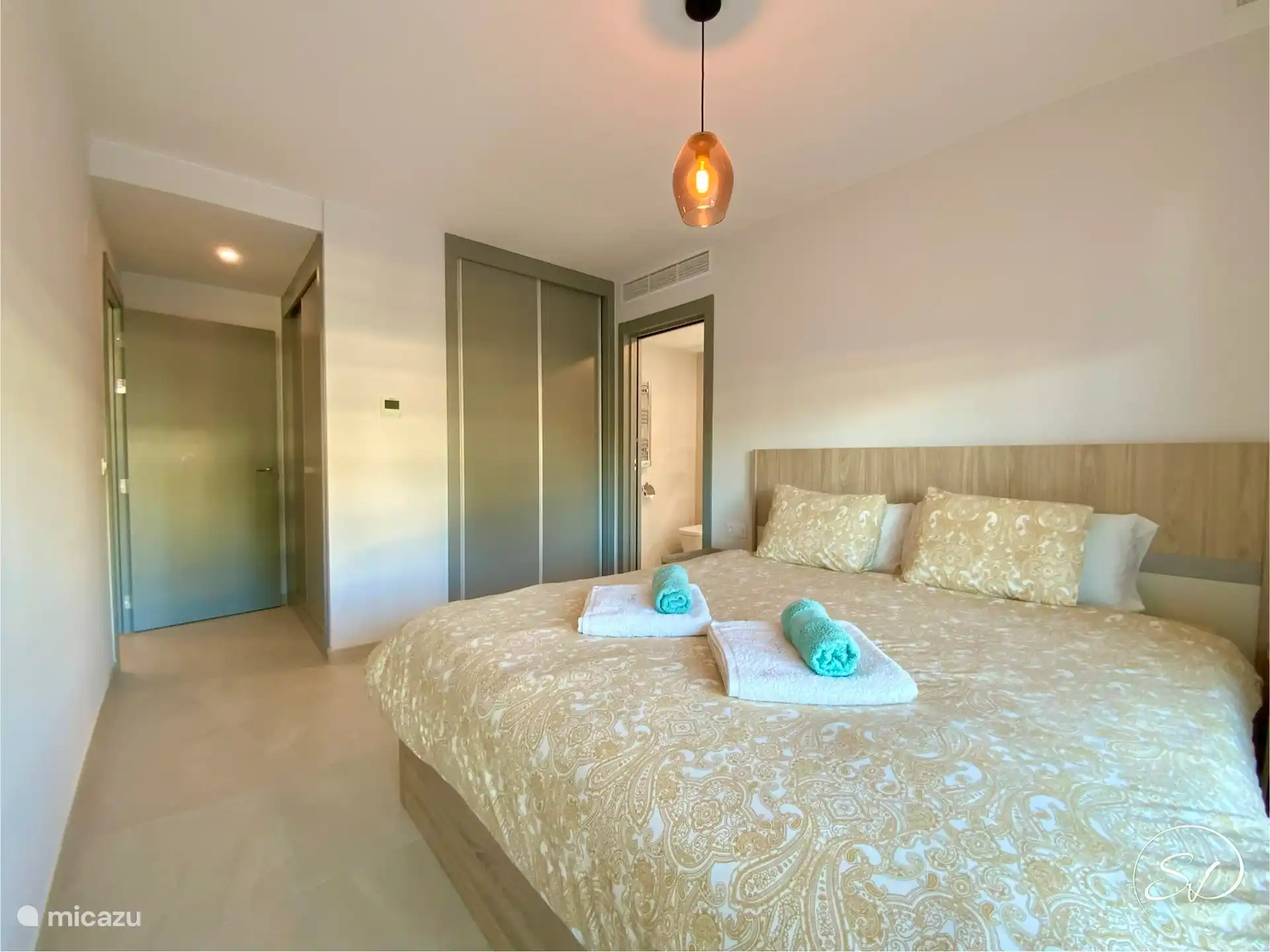 Dormitorio principal con baño en suite