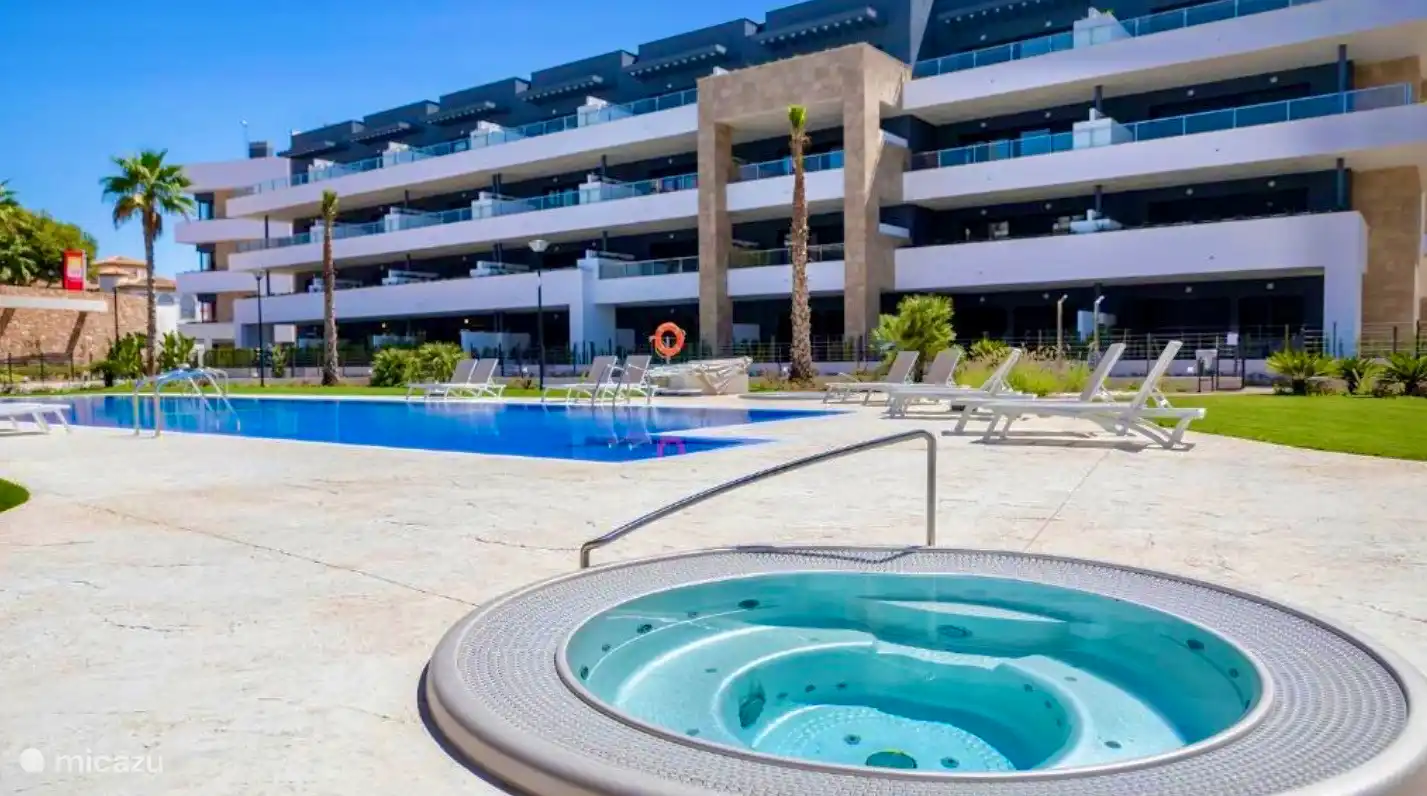 Piscina de comunicación y jacuzzi