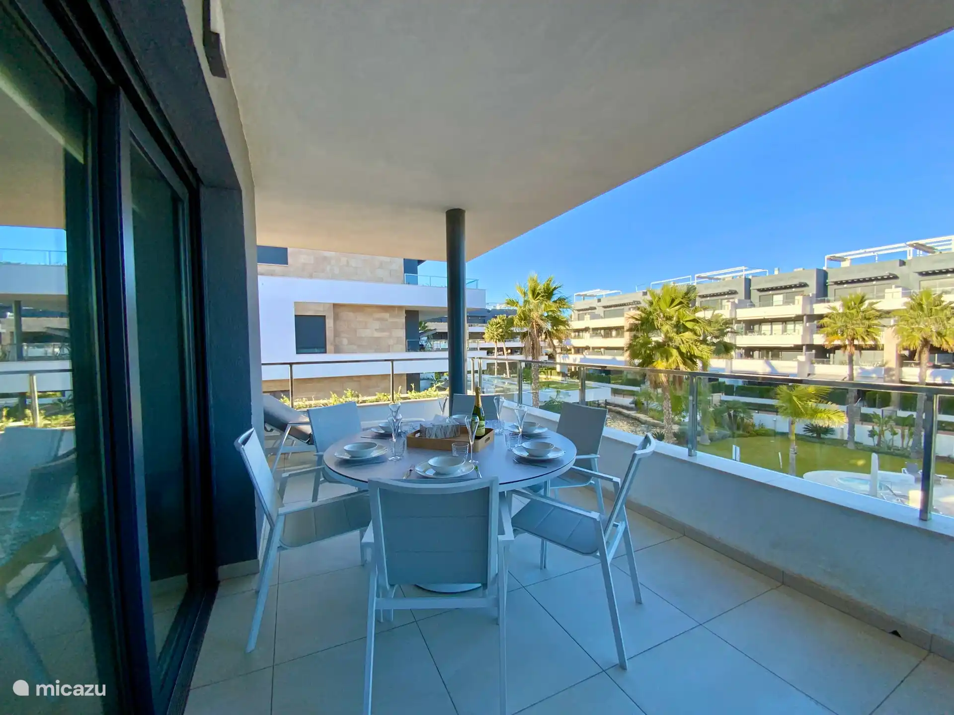 Esquina de comedor en terraza
