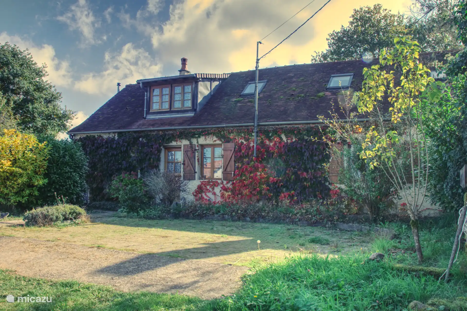 Vorne des Hauses mit Platz für zwei Autos zum Parken.