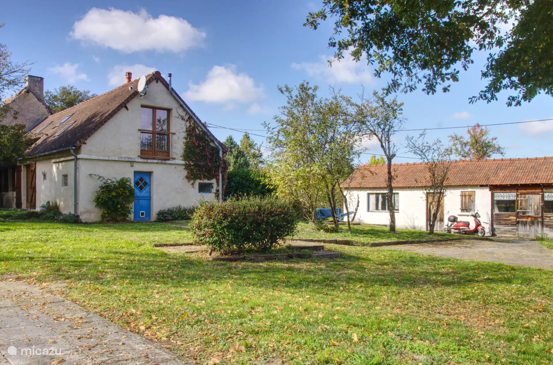 Das Haus links mit der Tür des Hauswirtschaftsraums und im Erdgeschoss die Terrassentüren von Schlafzimmer 1. Rechts eine kleine Scheune mit dem Lagerraum des Besitzers.