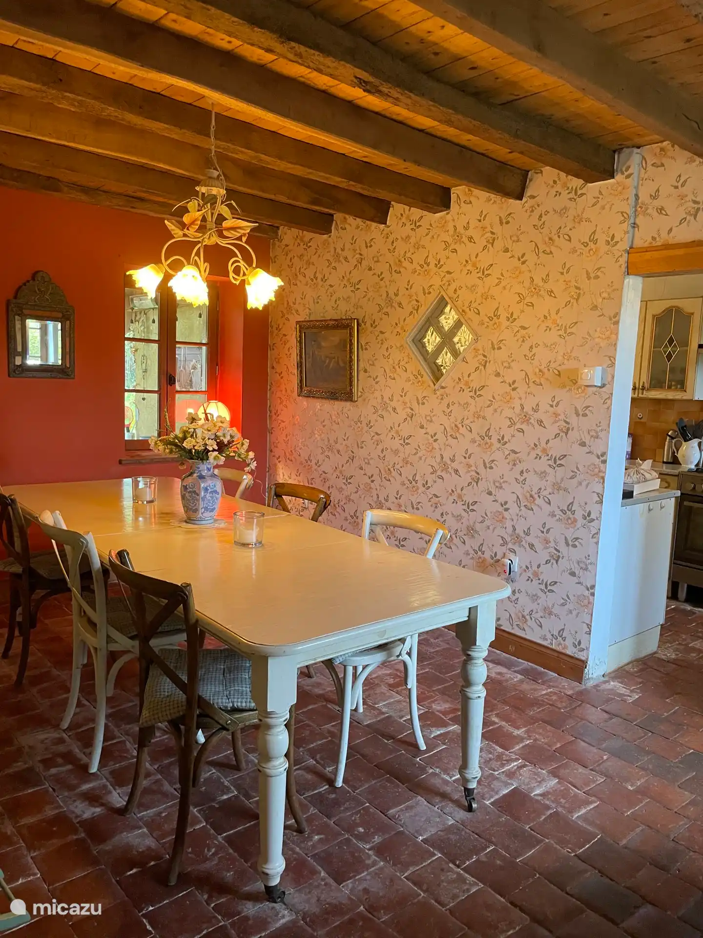 das Esszimmer mit Esstisch und 6 Stühlen. Rechts sieht man den Durchgang zur Küche.