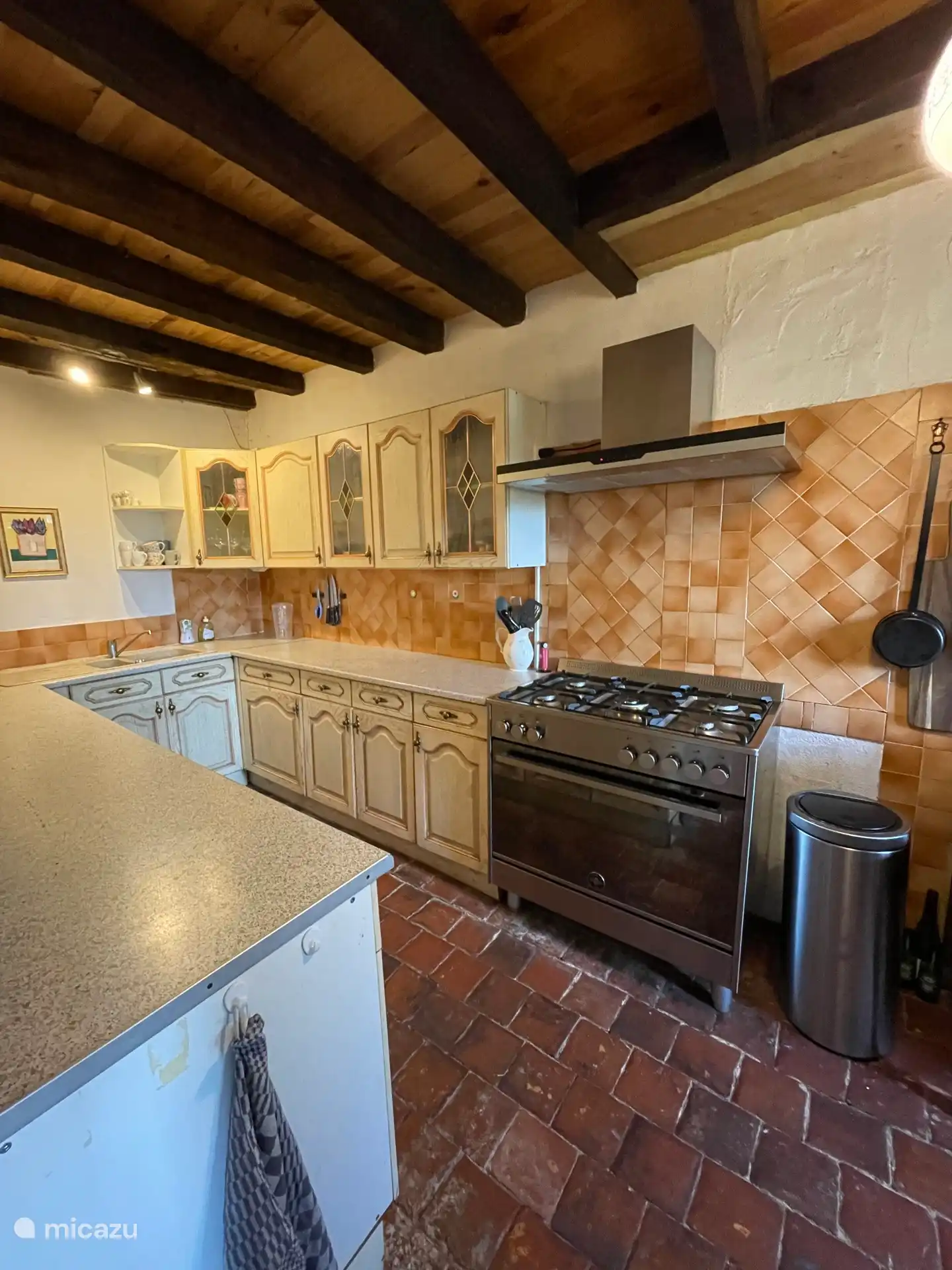 Die Küche mit 5-Pints-Herd und großem Ofen.