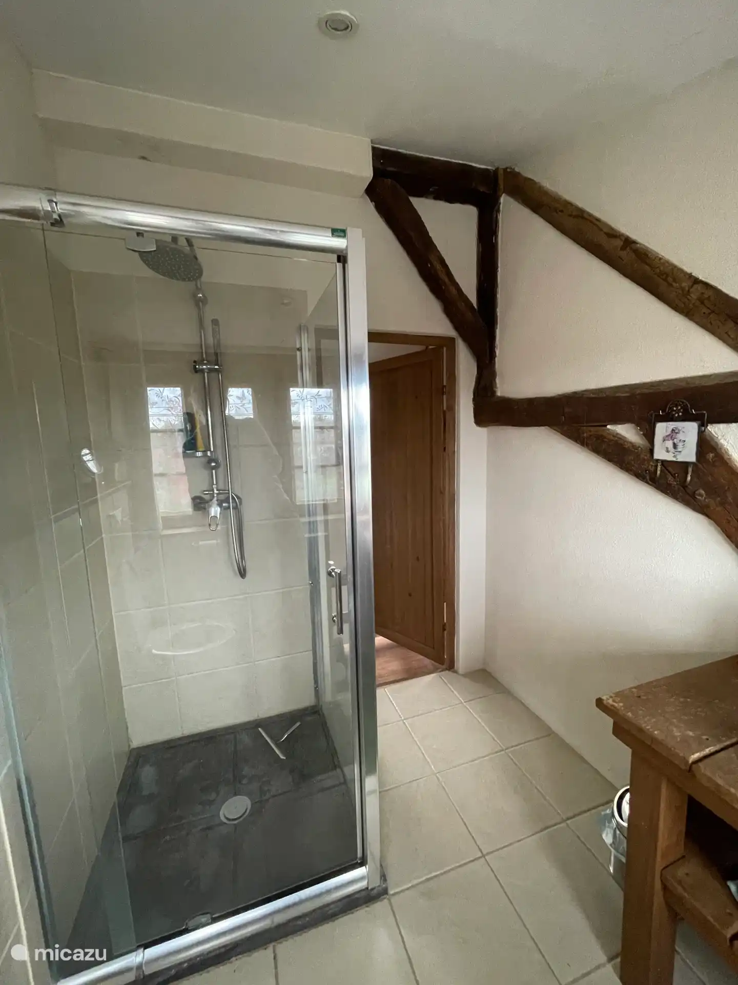 Die Dusche im Badezimmer auf dem Boden.