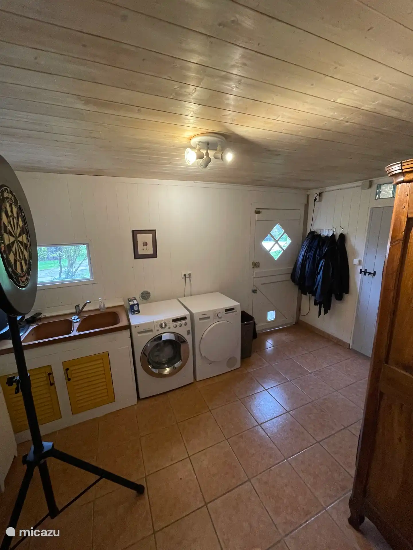 Der Hauswirtschaftsraum befindet sich neben dem Badezimmer im Erdgeschoss mit Waschmaschine, Trockner und Waschmöglichkeiten. Die Dartscheibe wird hier bei Regen aufbewahrt.