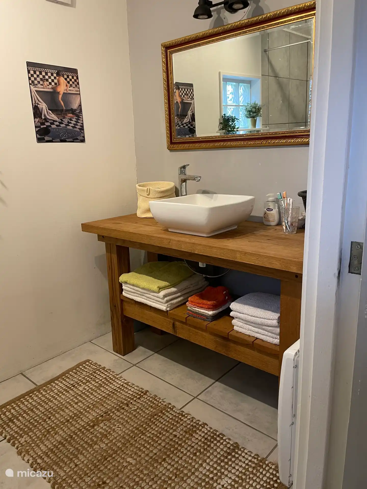 Badezimmerwaschbecken im Erdgeschoss.