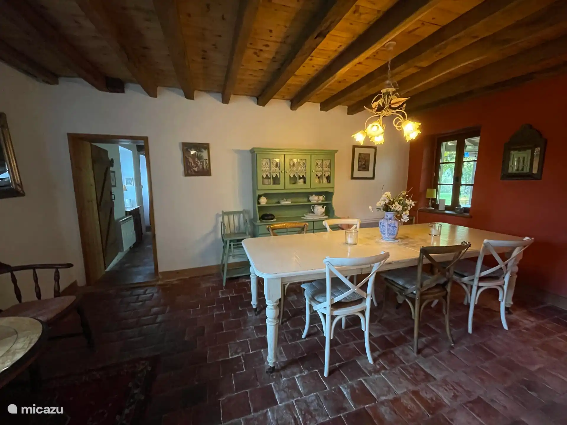 Das Esszimmer mit Kommode, Esstisch mit 6 Stühlen und der Durchgang zum Wohnzimmer.