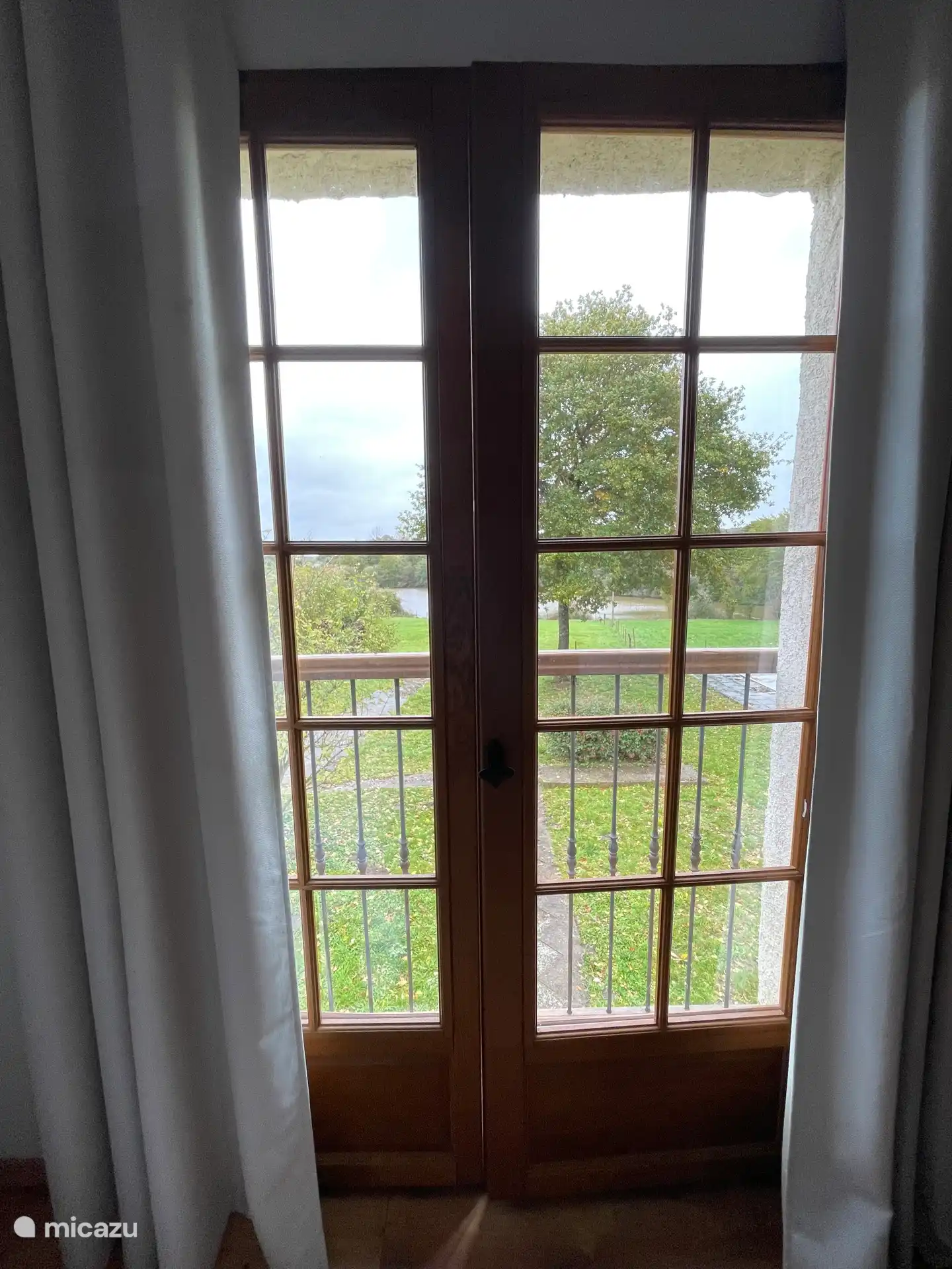 Blick vom Schlafzimmer 1 auf den Garten und das Becken rechts vom Garten.