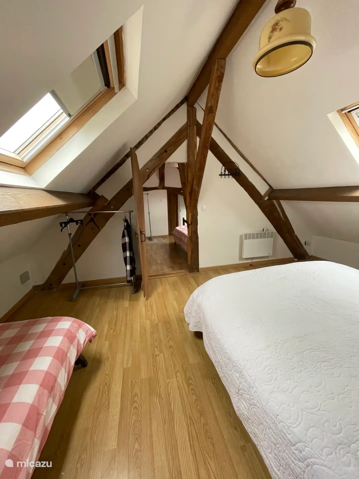 Schlafzimmer 3 mit Kleiderstange, Doppelbett und Einzelbett.