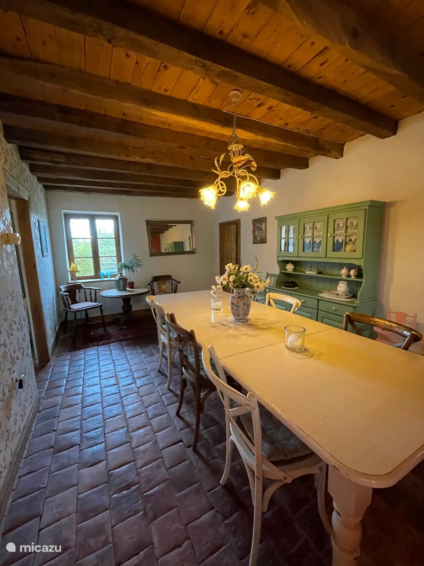 Das Esszimmer mit Fenster, Sitzbereich und rechts die Tür zum Wohnzimmer. Links befindet sich der Durchgang zur Küche.