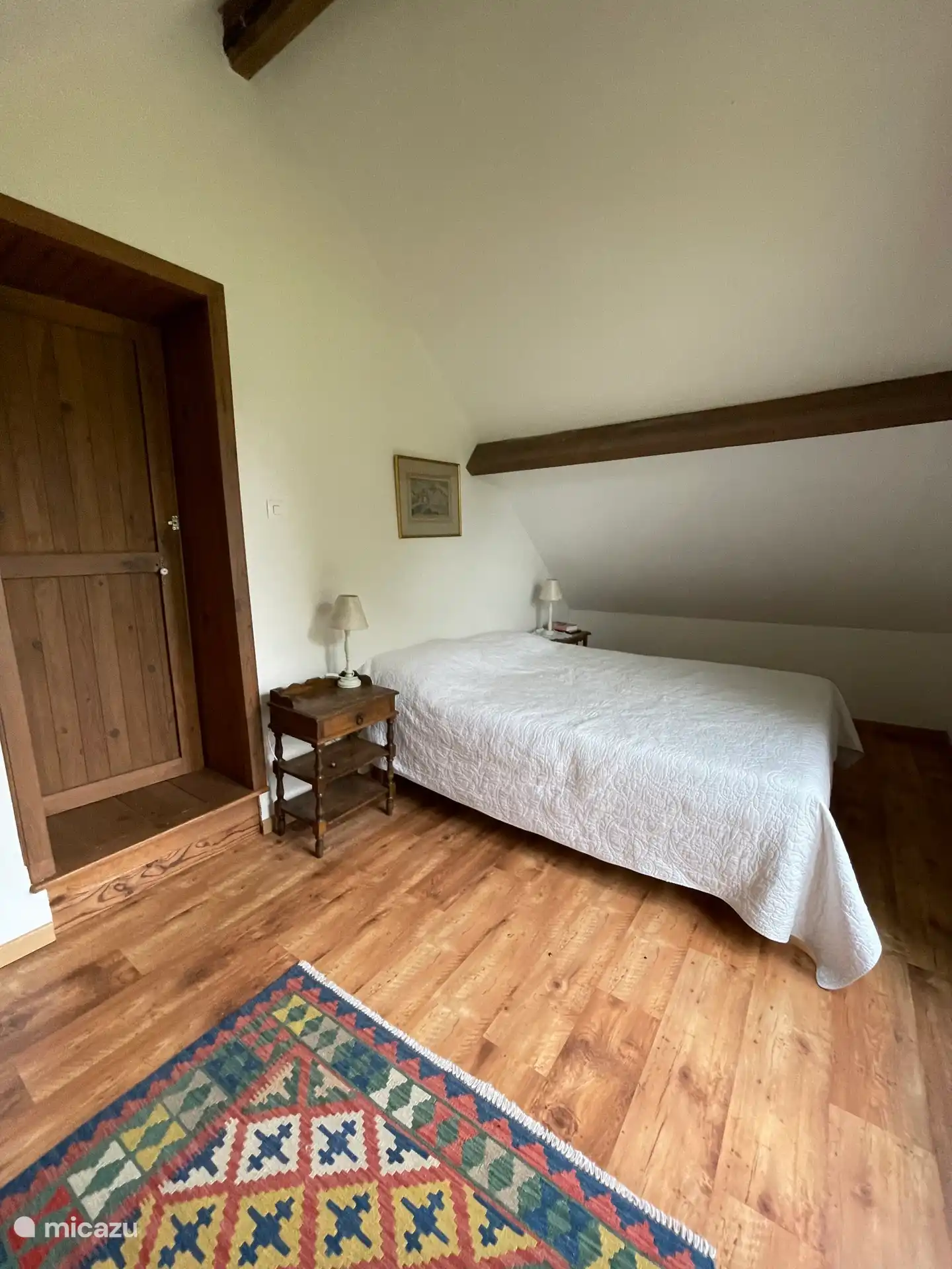 Schlafzimmer 1 über der Treppe mit Doppelbett.