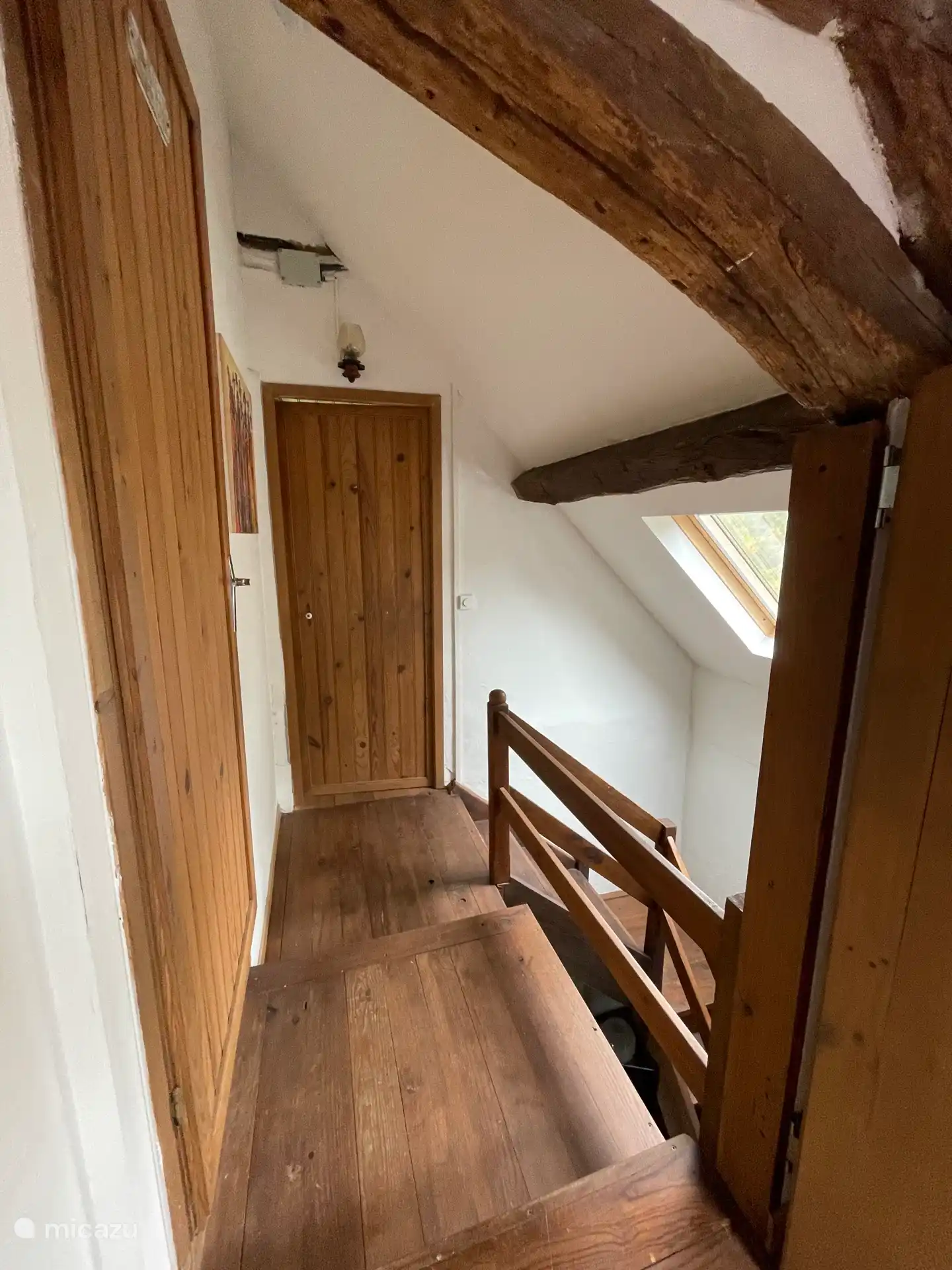 Ich lande im ersten Stock. Folgende Türen führen dazu: Schlafzimmer 1, Badezimmer und Schlafzimmer 2.