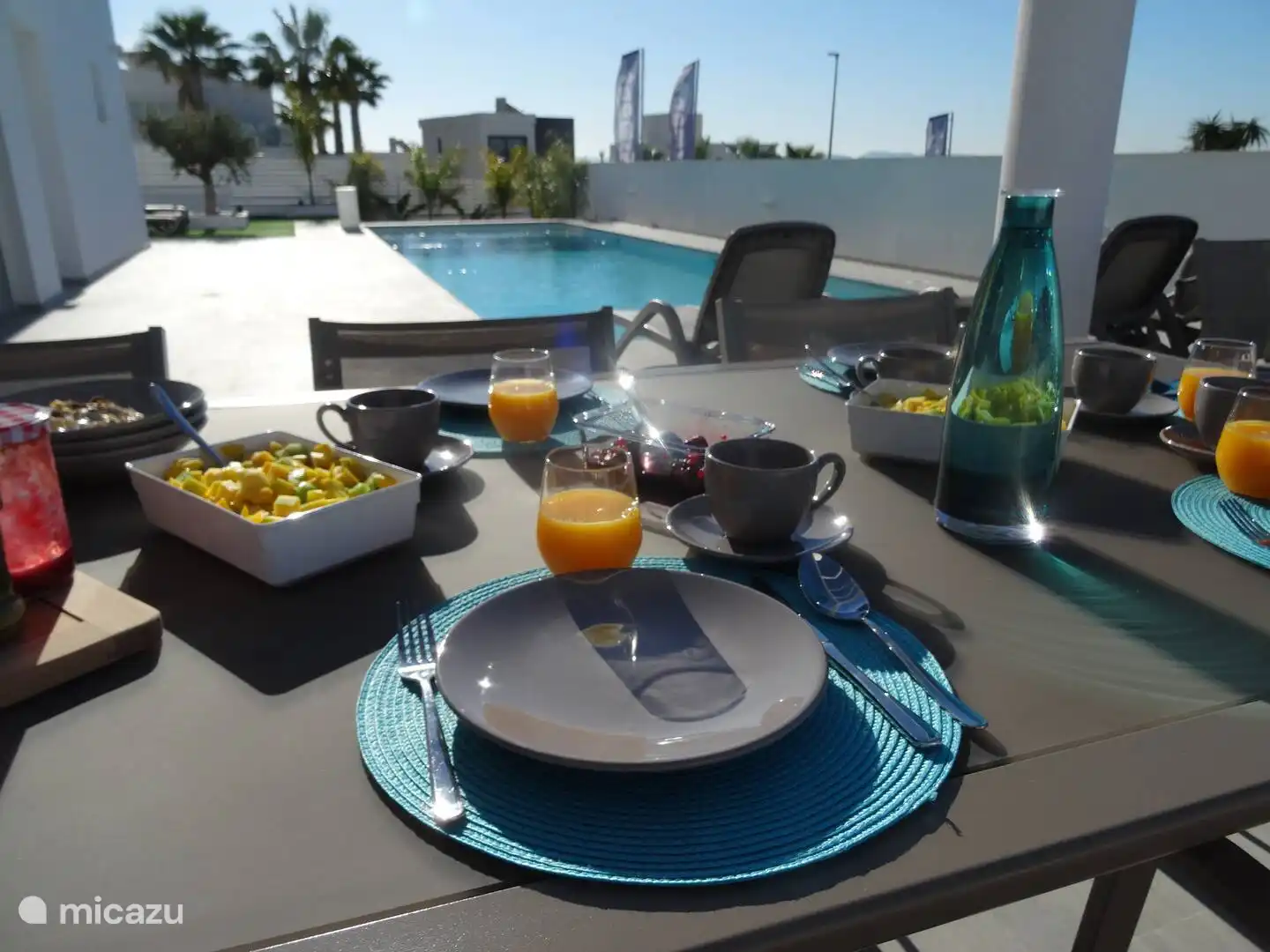 Frühstücken zusammen am Pool unter der spanischen Sonne.