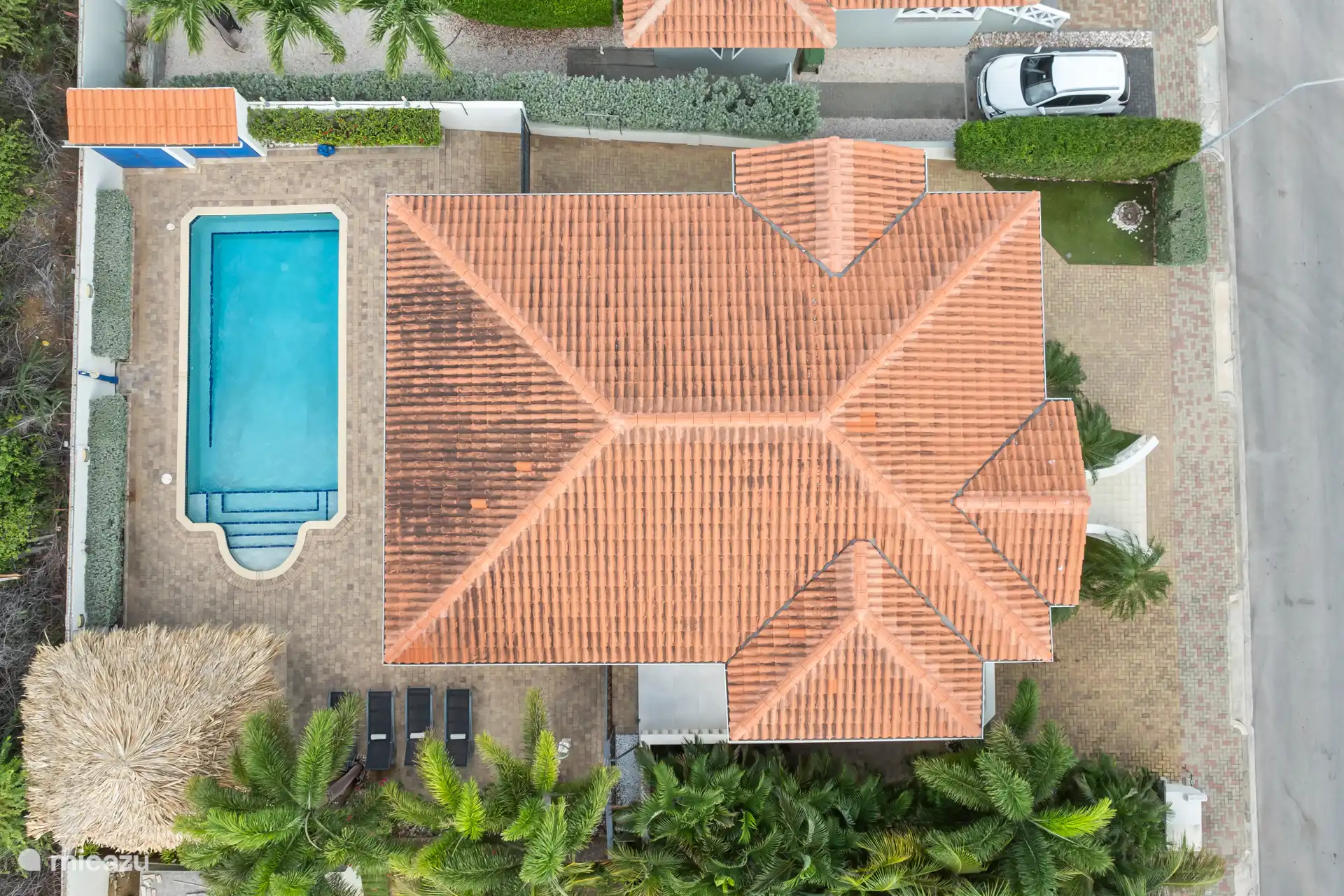 The area is known for its friendly atmosphere, safety and excellent location, just minutes from the Spanish Water and the bustling Jan Thiel Beach.