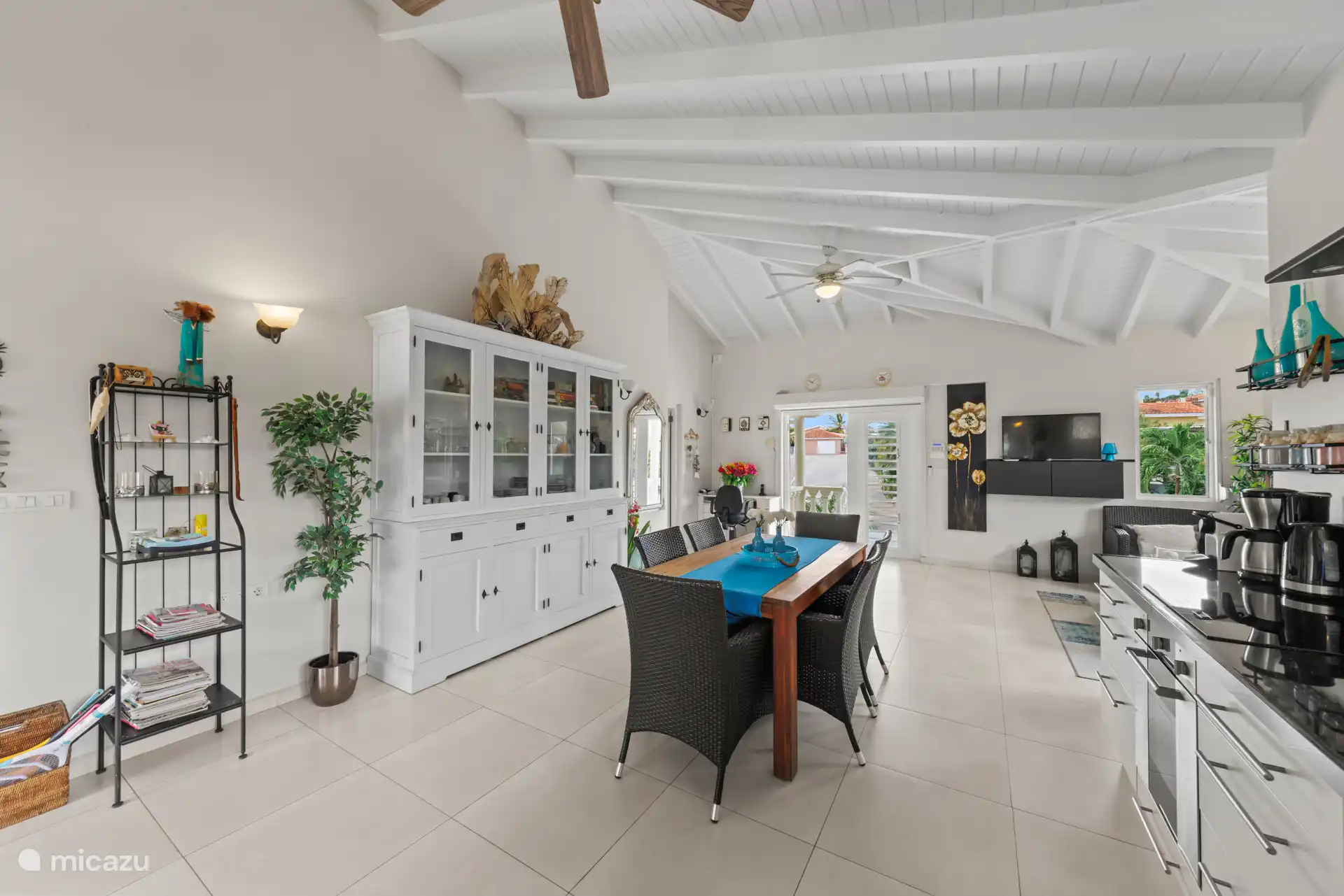 You have the option of dining inside or outside. 