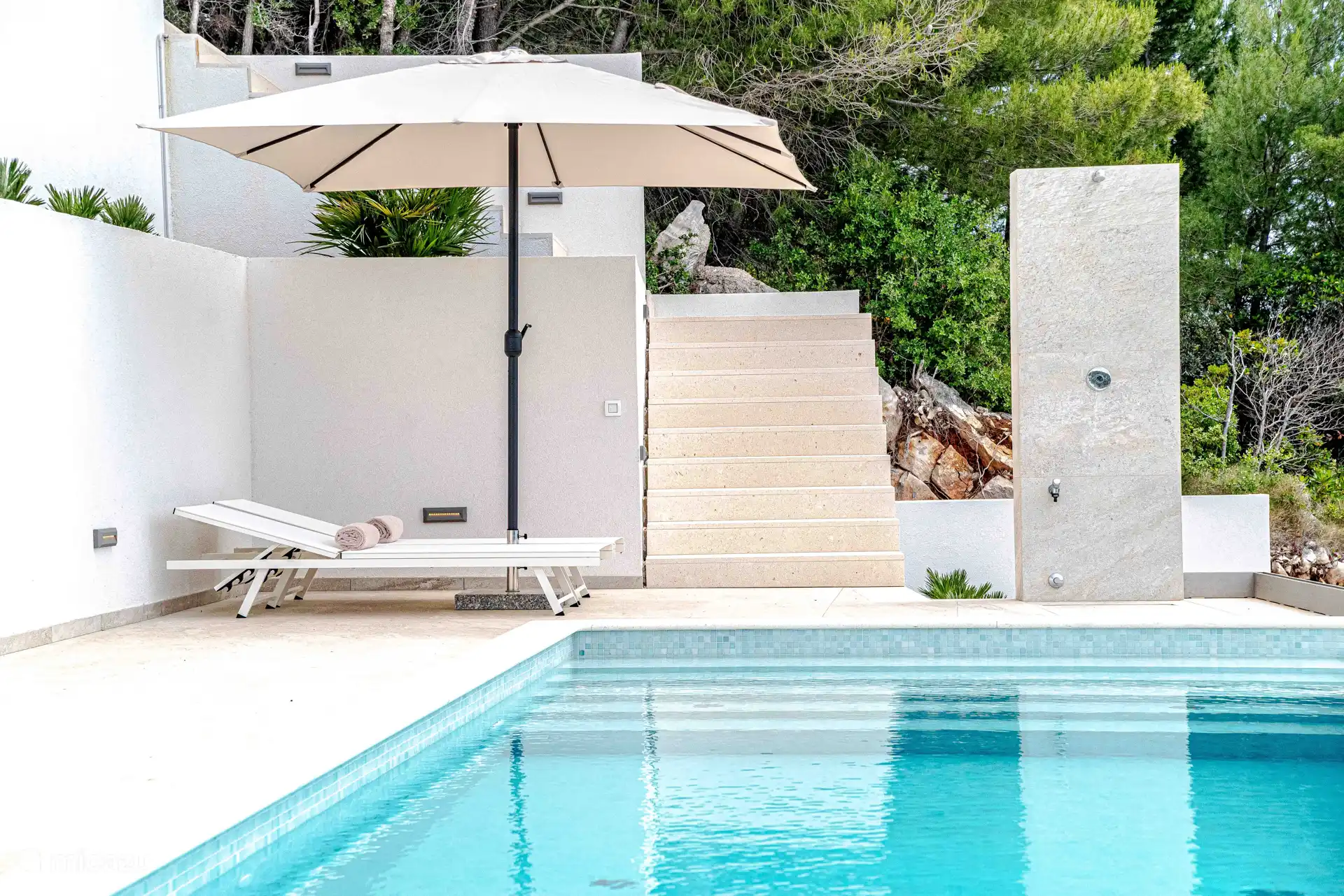 Buitendouche zwembad