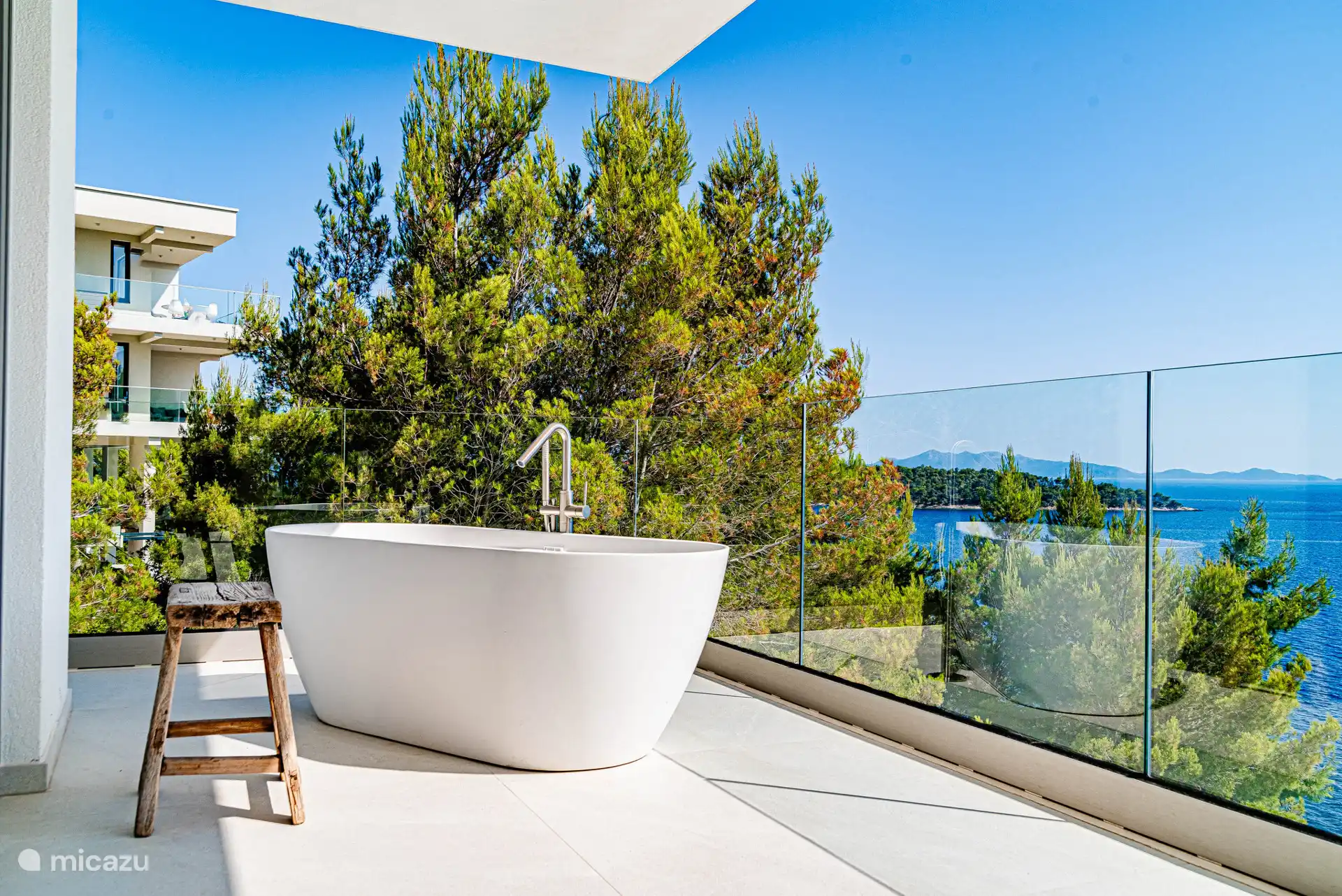 buiten ligbad met zee zicht op de  slaapkamer verdieping