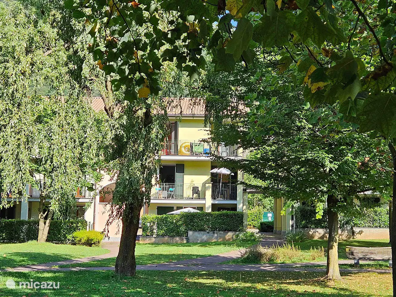 Het appartement op de eerste verdieping gezien vanuit de binnentuin