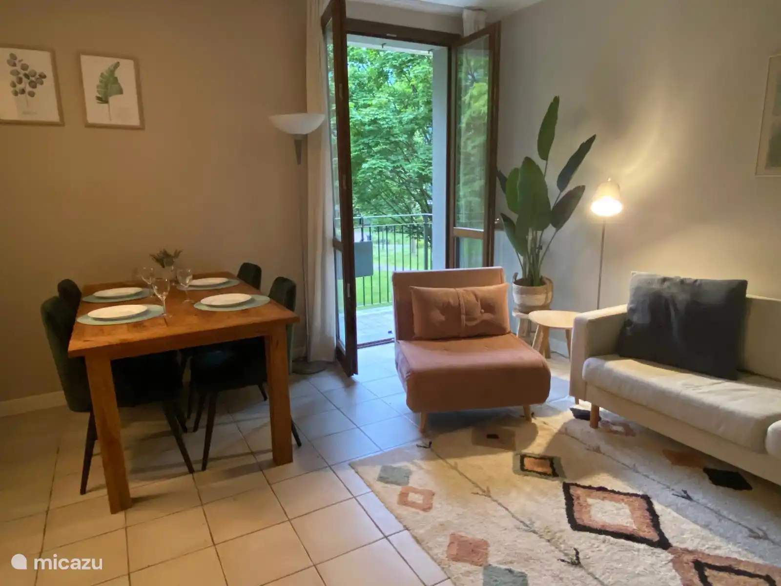 Fijne ruime eettafel waar u makkelijk met zijn 5-en of 6-en aan kan eten. . Er staan in de slaapkamer nog 2 extra stoelen die u kan aanschuiven. 