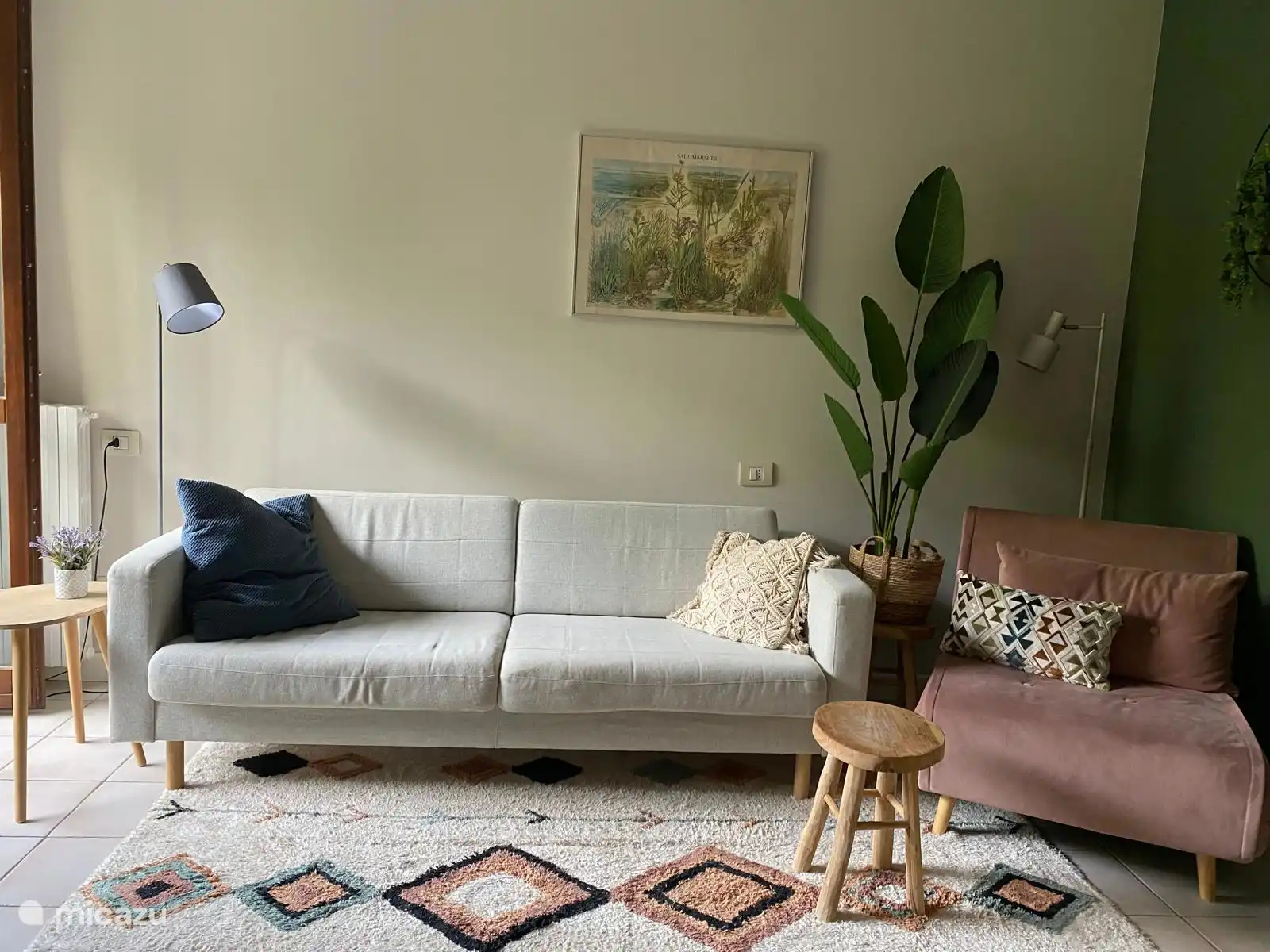 de woonkamer met openslaande deuren naar het balkon