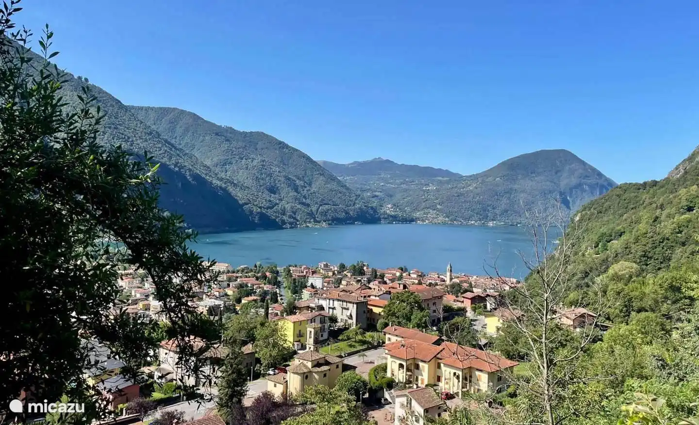 Je kan naar een kerkje lopen in het dorp, wat hogerop de berg ligt. Onderweg. geniet je van dit uitzicht