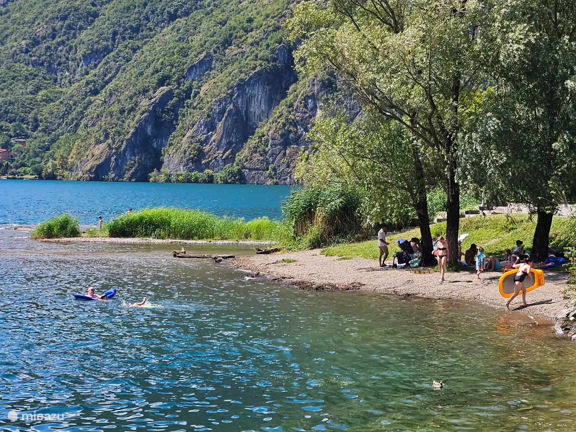 lekker op een strandje aan het meer