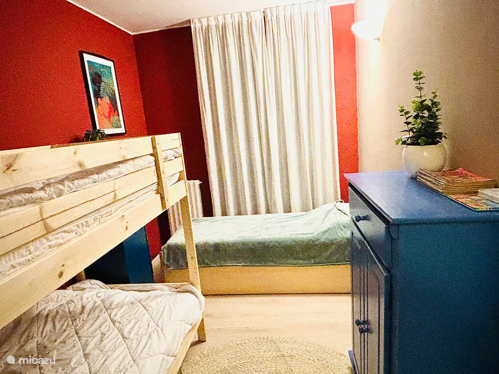 Slaapkamer met een stapelbed van 90x200 en een los bed van 80x200 