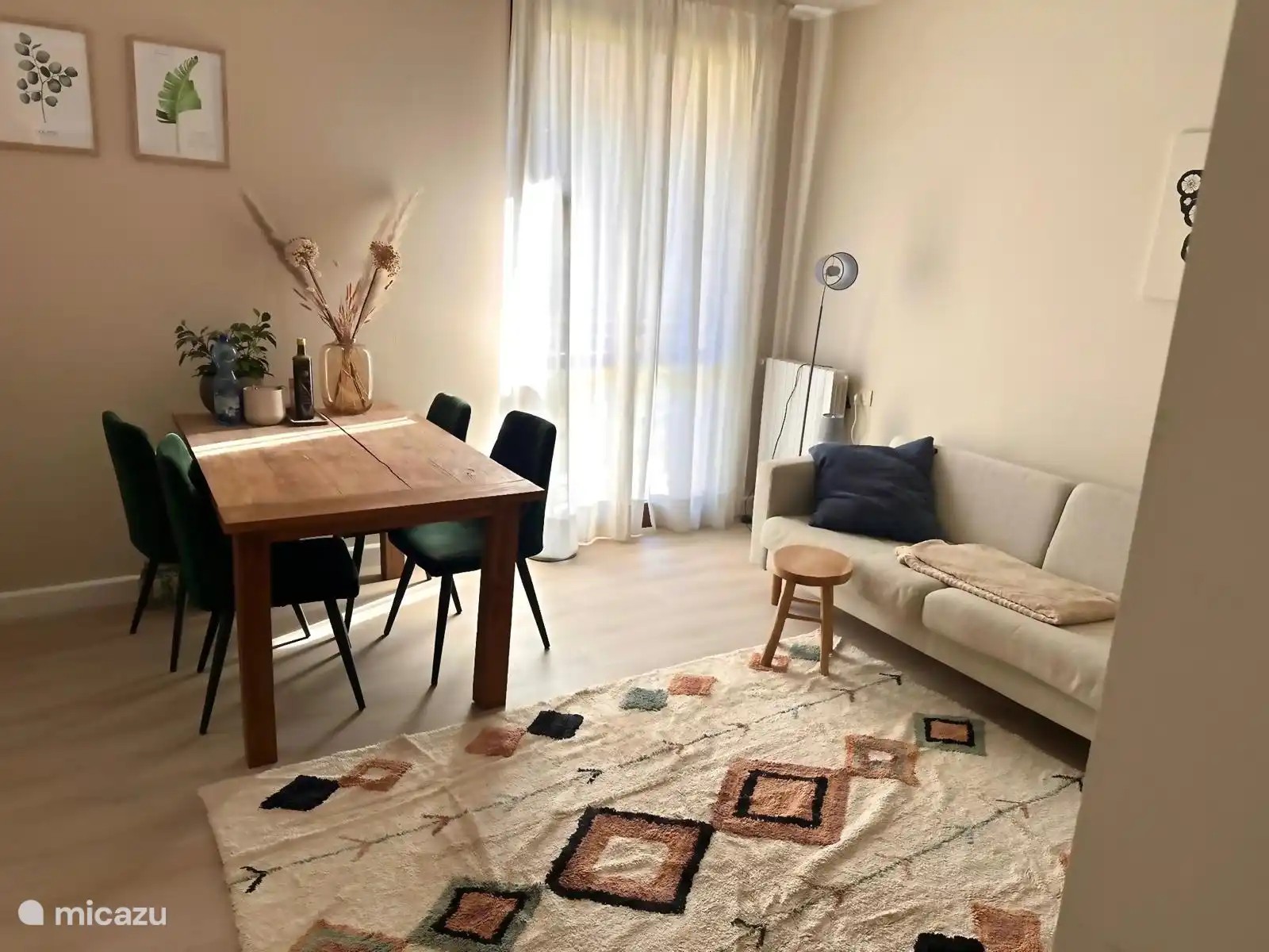 de woonkamer met deuren naar het balkon