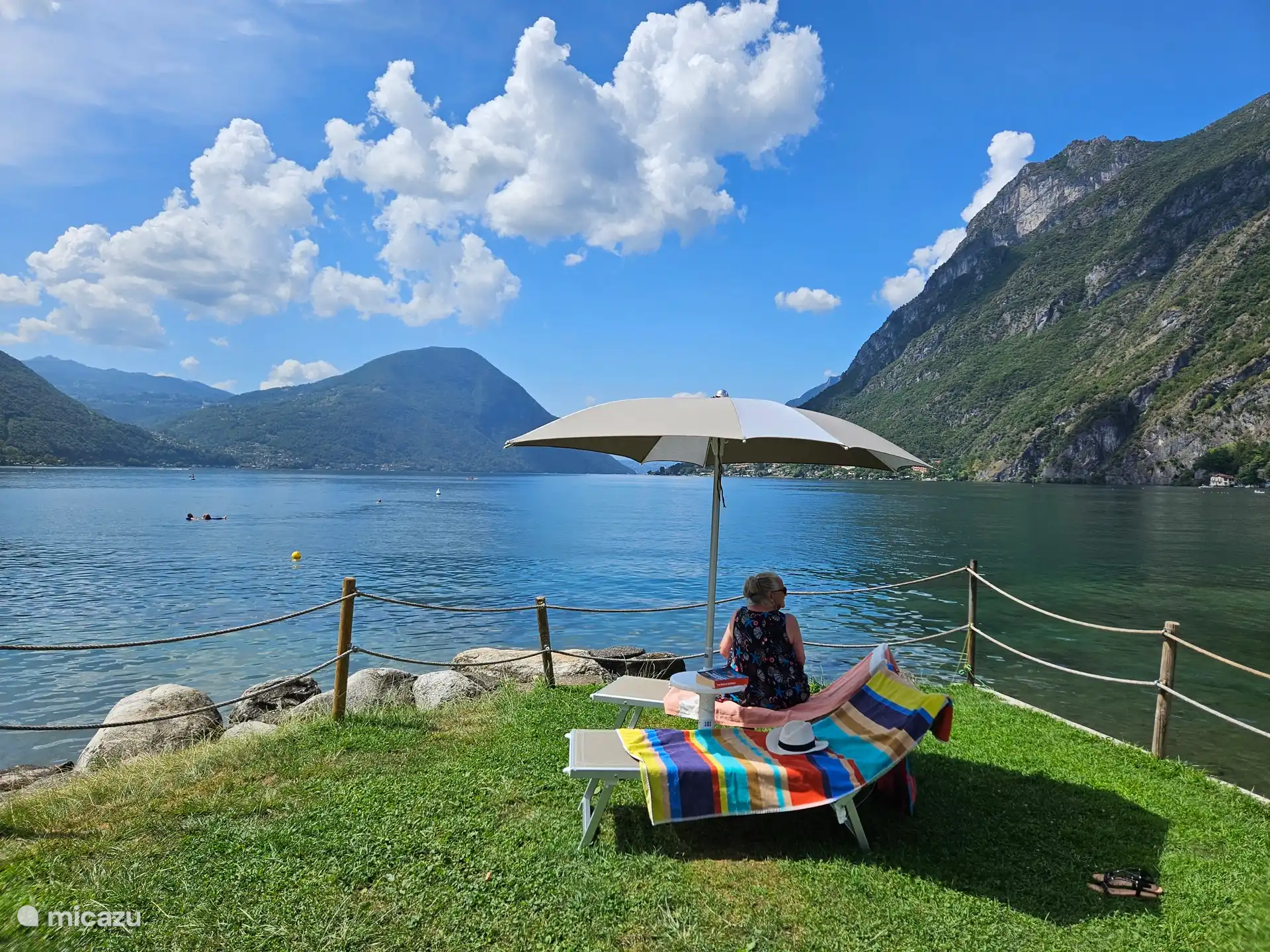 aan het standje bij het park van het appartement, heerlijk toeven hier. Je kan er strandbedjes huren en er is een beachbar.