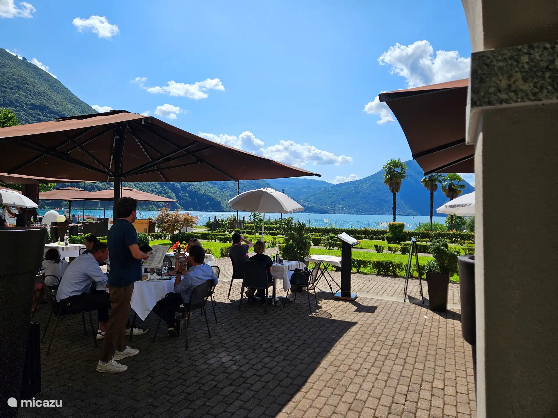 Je kunt hier heerlijk eten aan het meer bij het palazzo, waar de receptie ook zit. 