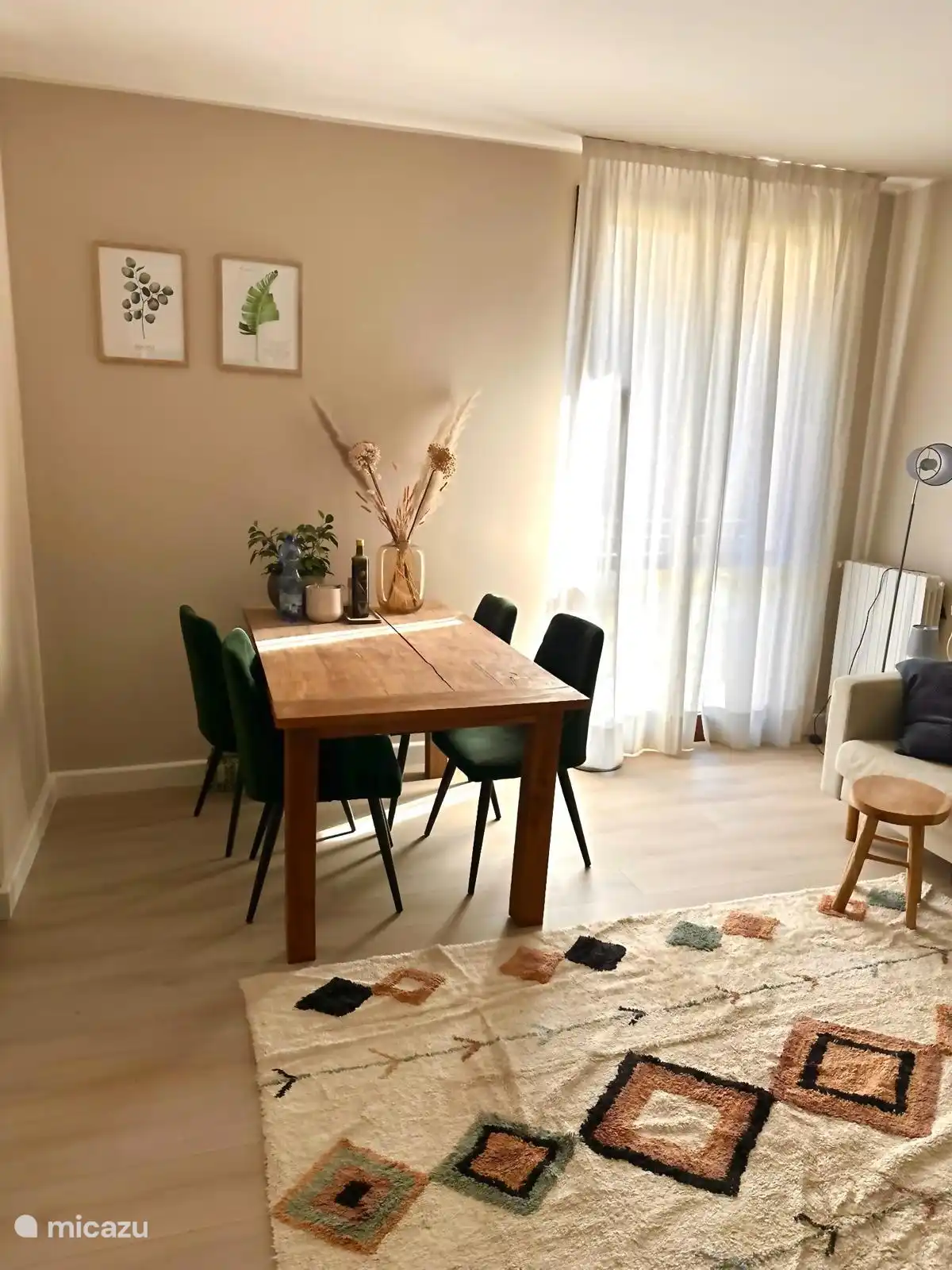 De eettafel in de woonkamer