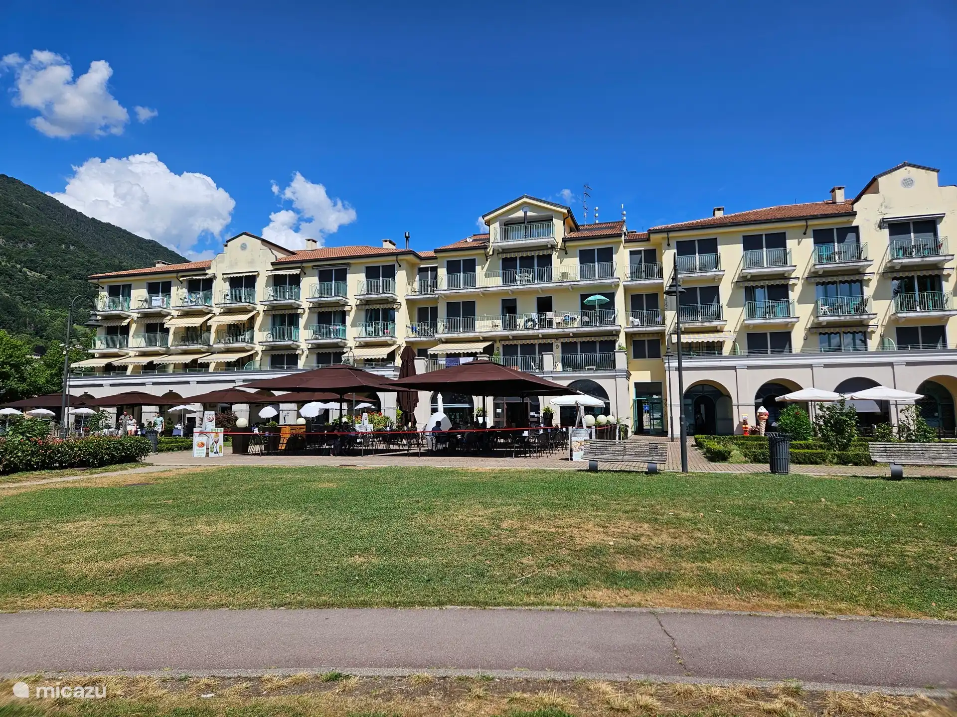 Het palazzo gezien vanaf het meer, met het restaurant, ijssalon, barretje ed meer. 