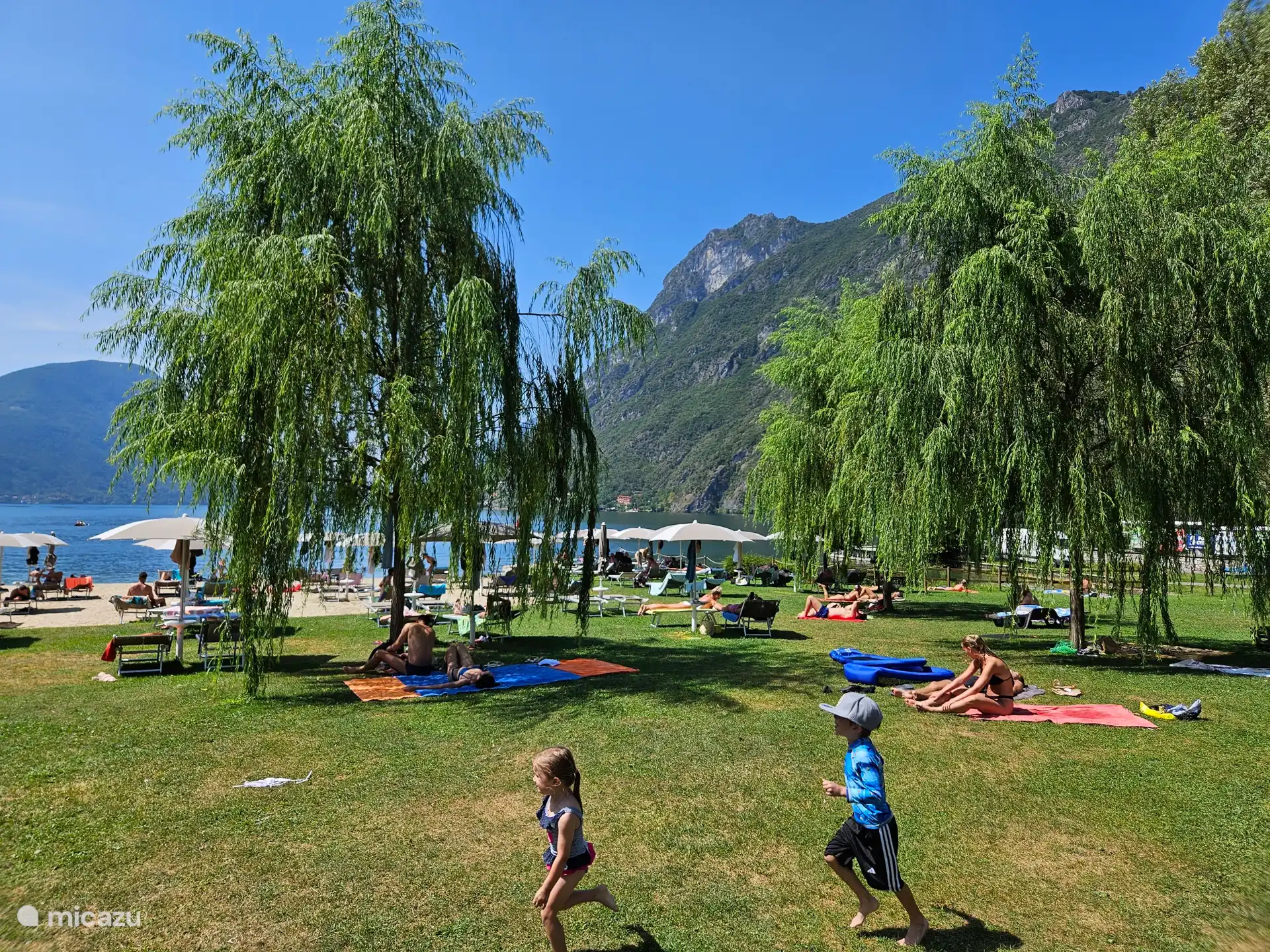 het strandje aan het meer.