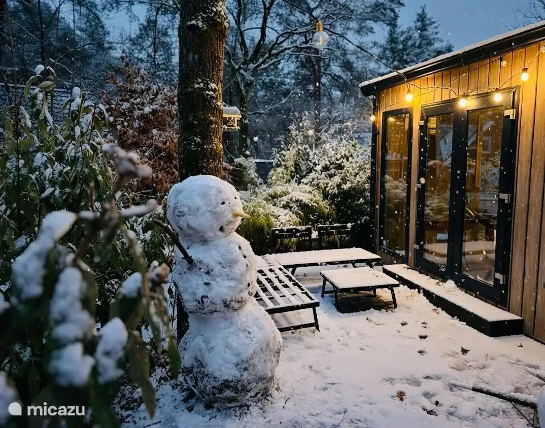 Zijaanzicht wintertijd.