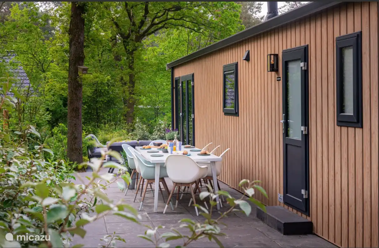 Garten mit Esstisch für 6 Personen.