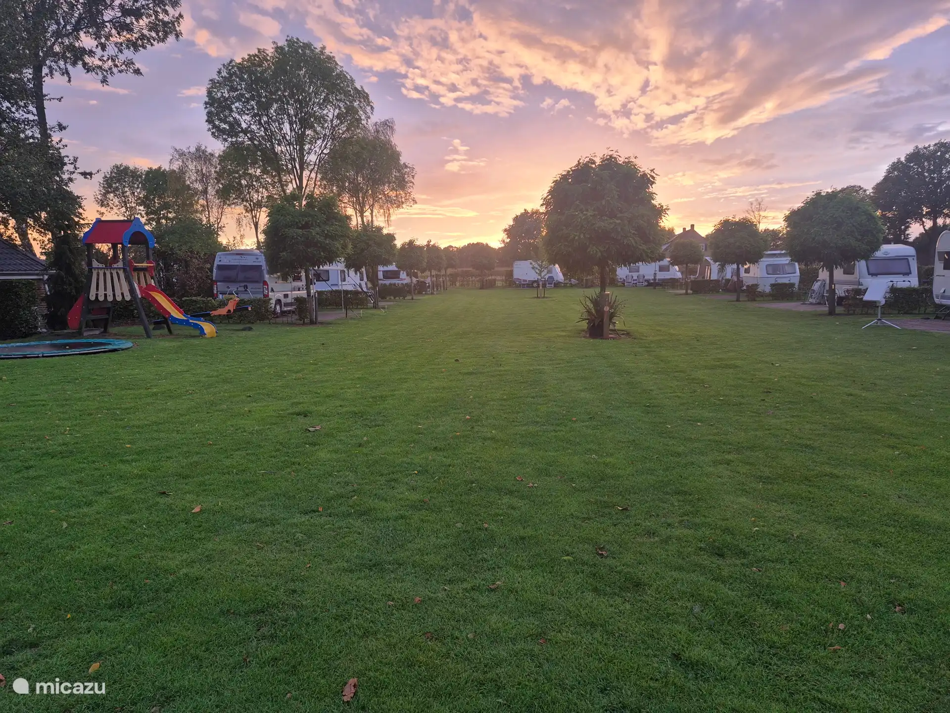 Veld 2: Achterstee. Trampoline en glijbaan staat achter de accommodatie. 