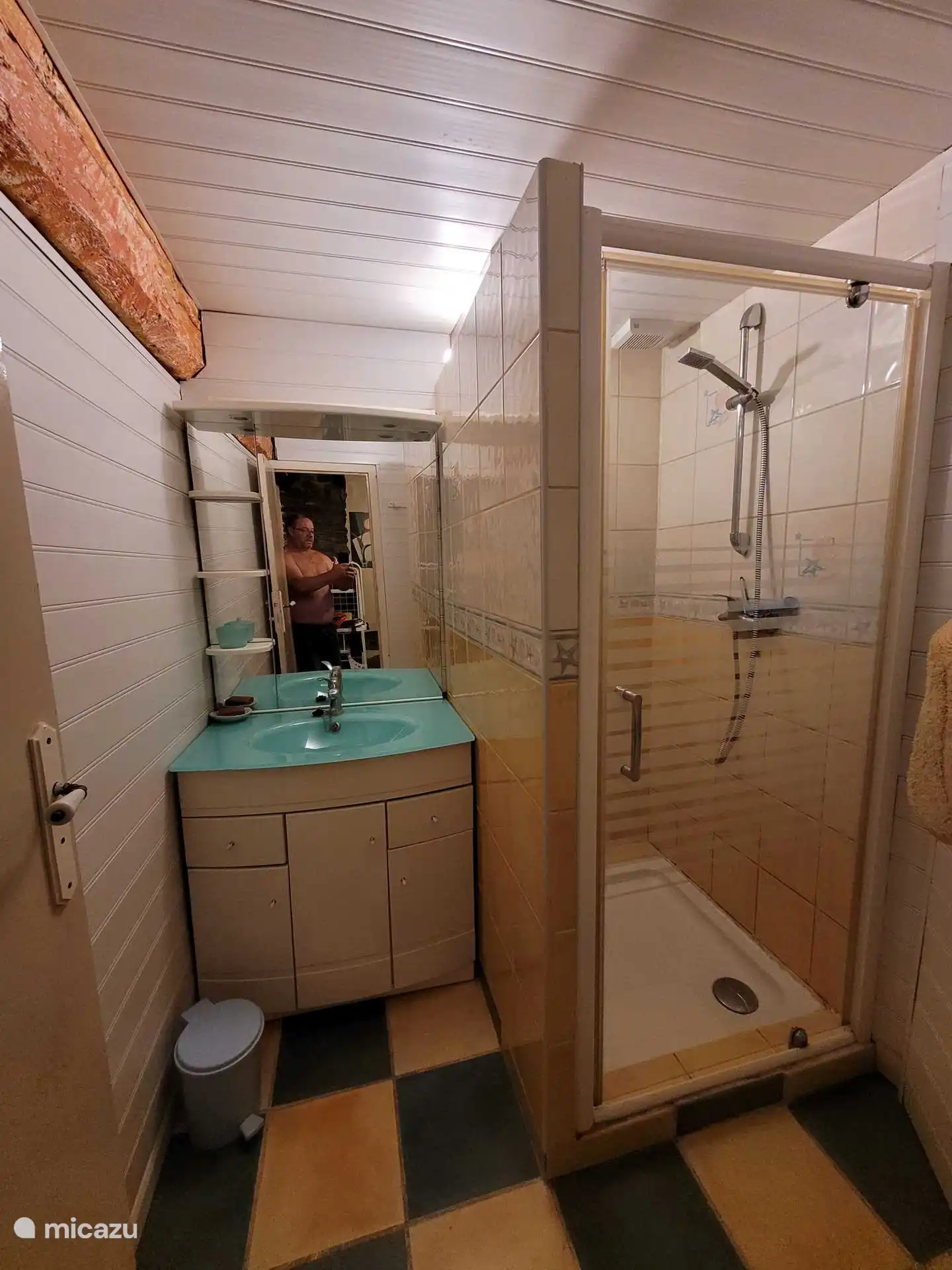 Salle d'eau avec douche