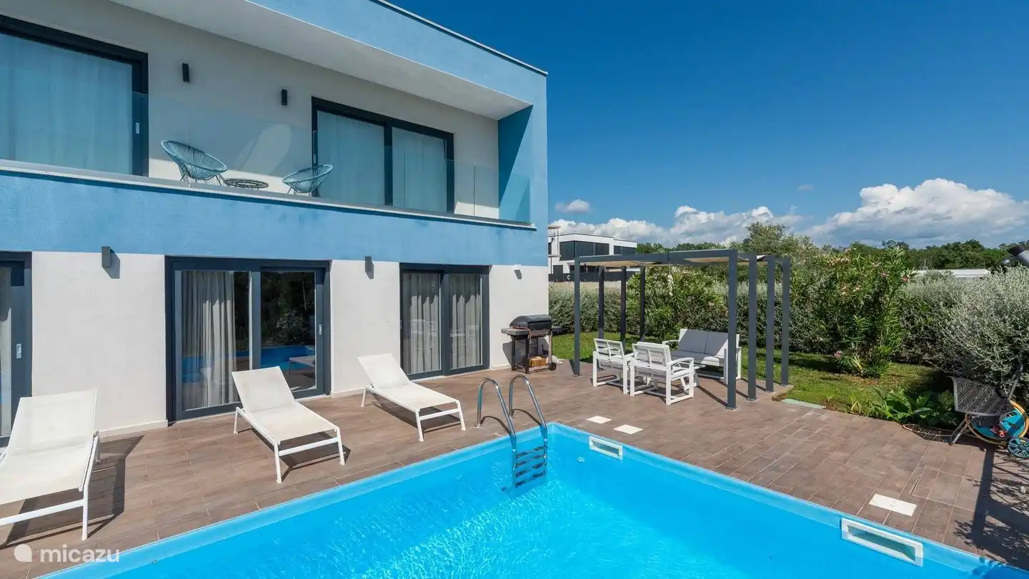 Chaises longues et espace extérieur