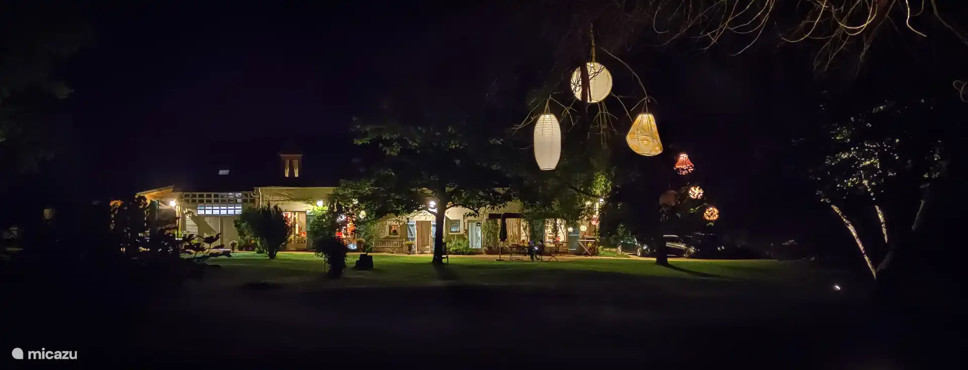 Sfeervolle avondverlichting in de tuin.