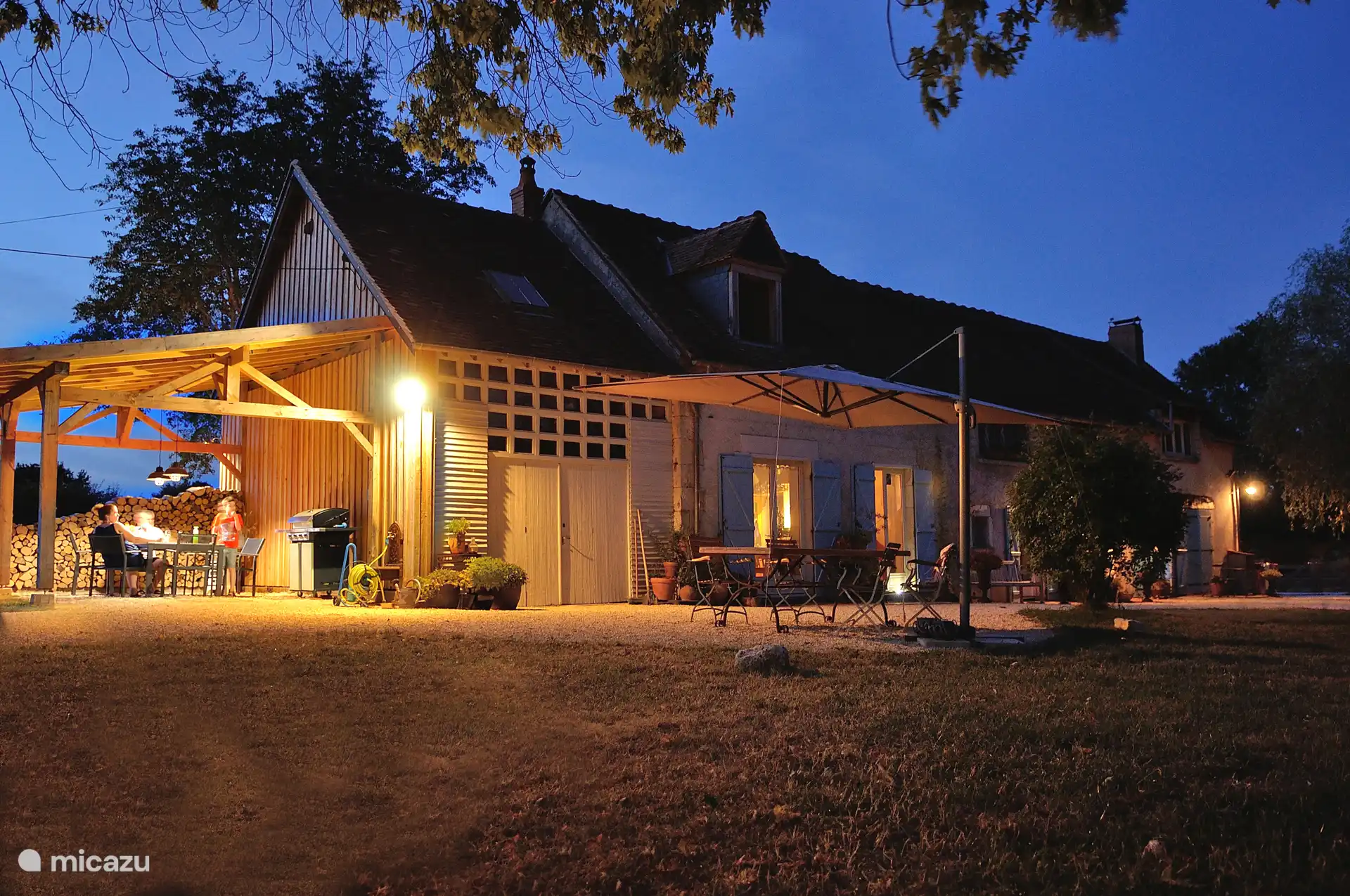 Lange zwoele zomeravonden in de tuin of onder het afdak met de BBQ.