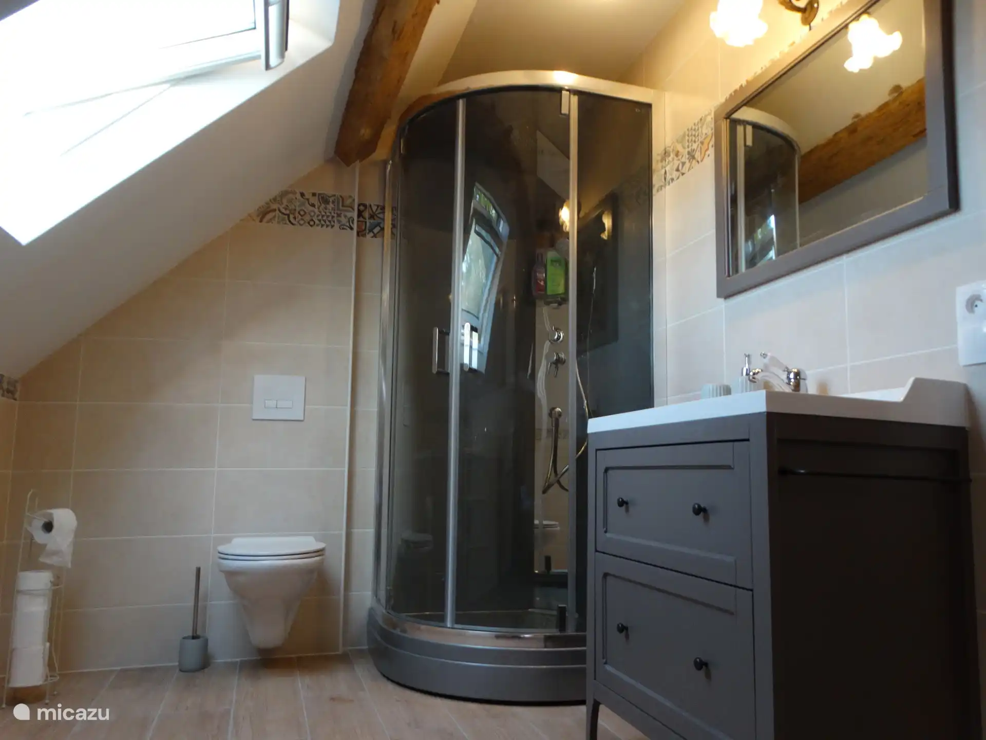 De eigen badkamer van de chambre d'hôtes, met o.a. een heerlijke regendouche.