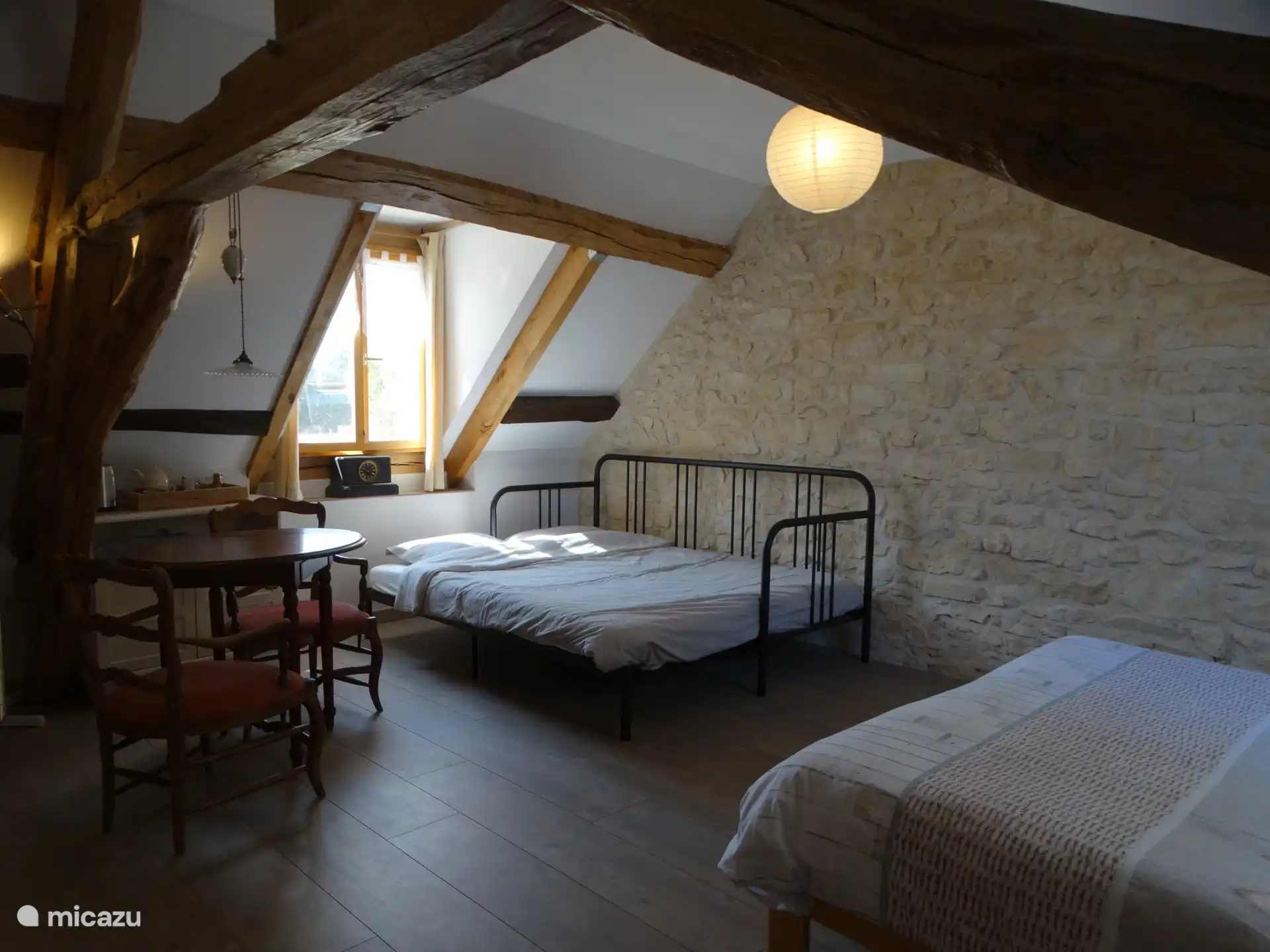 Het tweede bed staat hier als 2-persoons opgesteld; ongebruikt is het gewoon een lekkere bank.