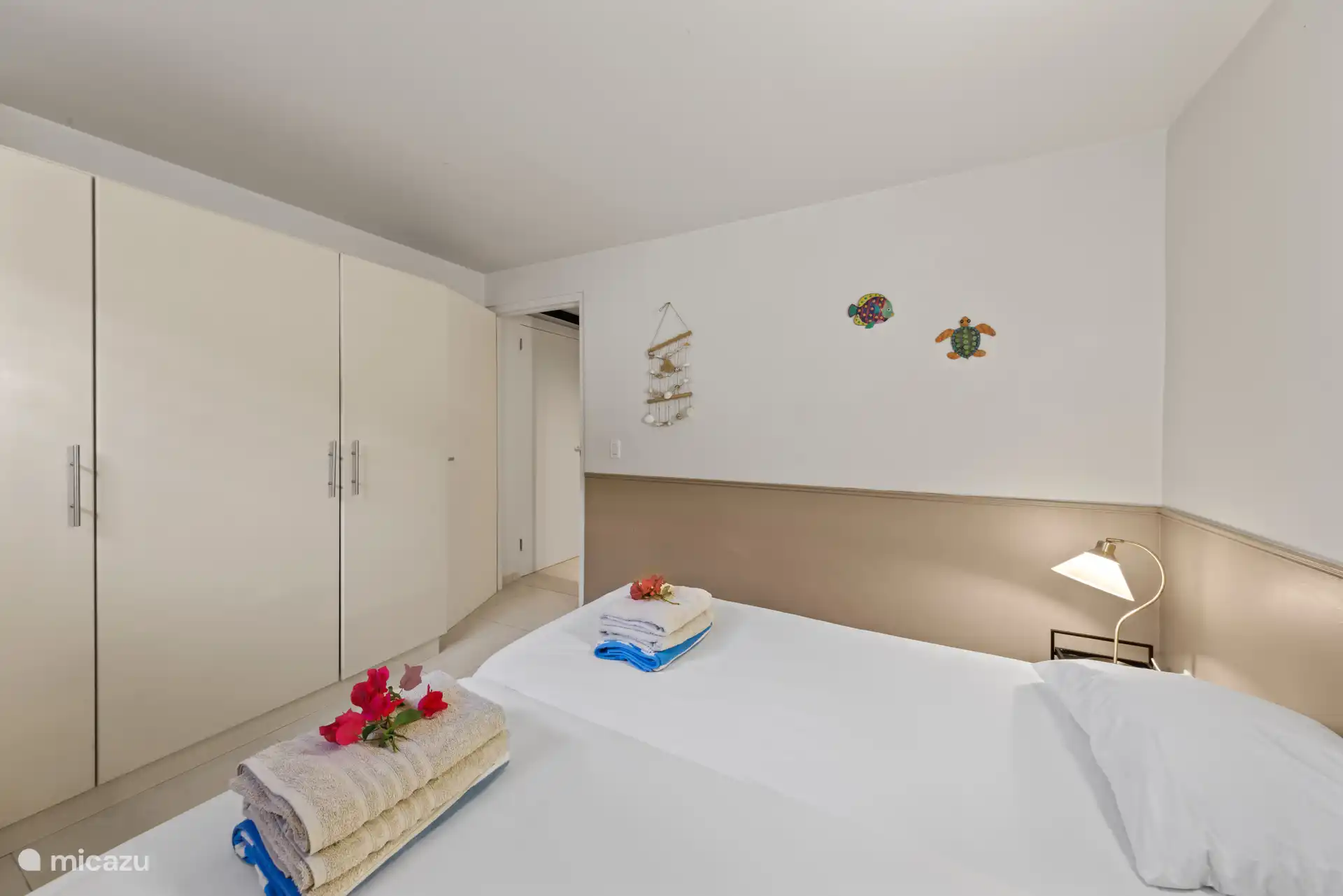 Slaapkamer 2, met airconditioning en kledingkast. Linnengoed is ook aanwezig.