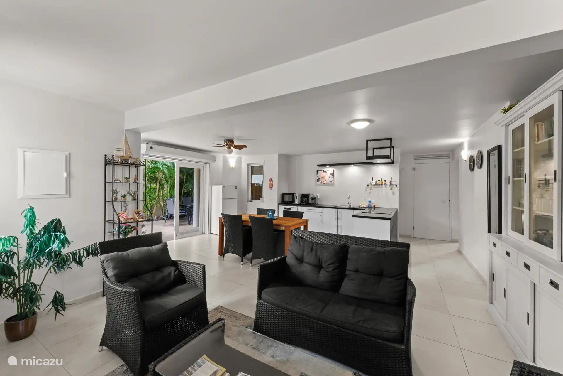 Ruim woongedeelte met alle gemakken van thuis.