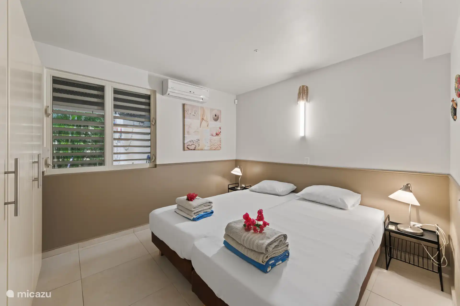 Slaapkamer 1 met airconditioning en kledingkast.